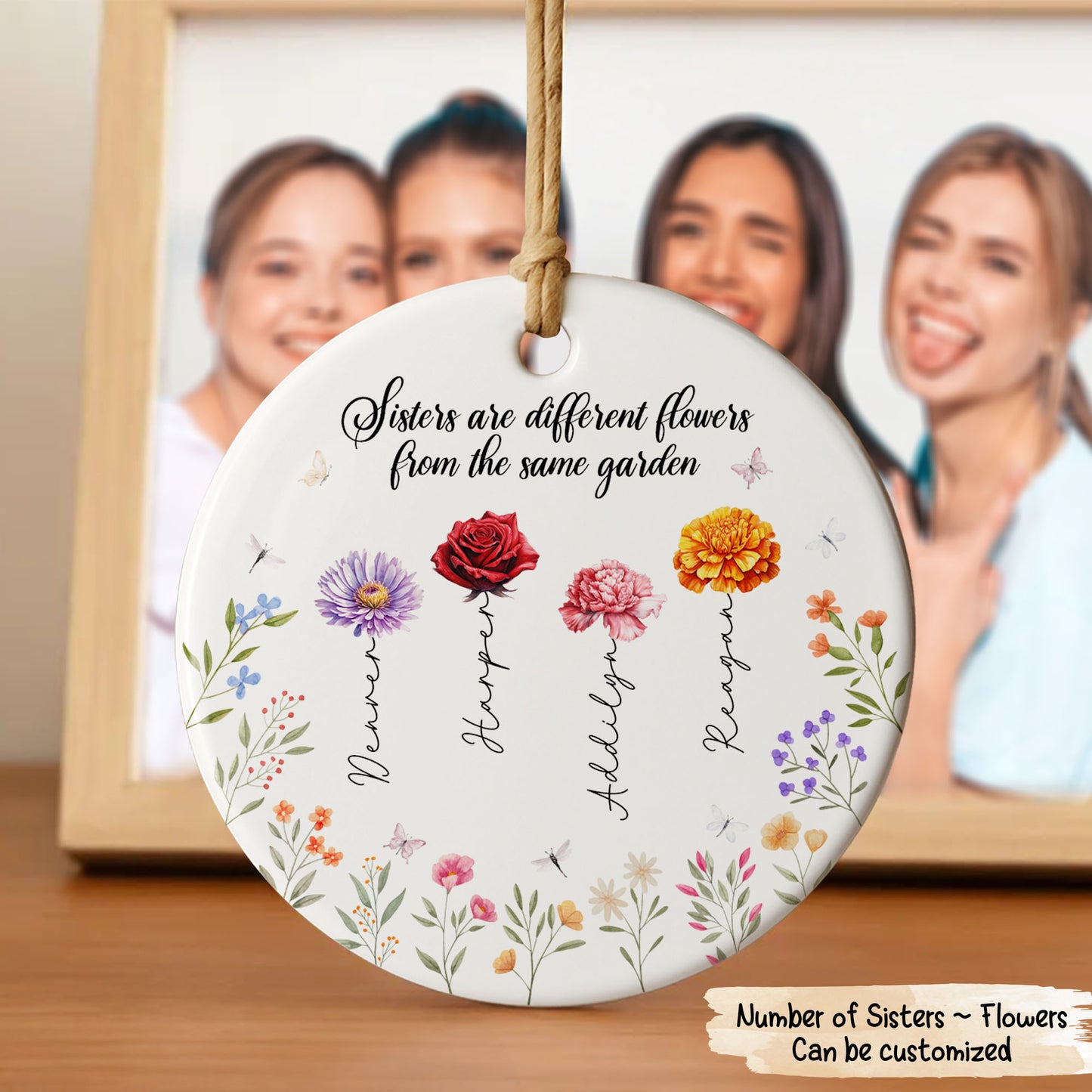 Les sœurs sont différentes. Fleurs du même jardin – Ornement en céramique personnalisé de forme ronde – BST043_RCE