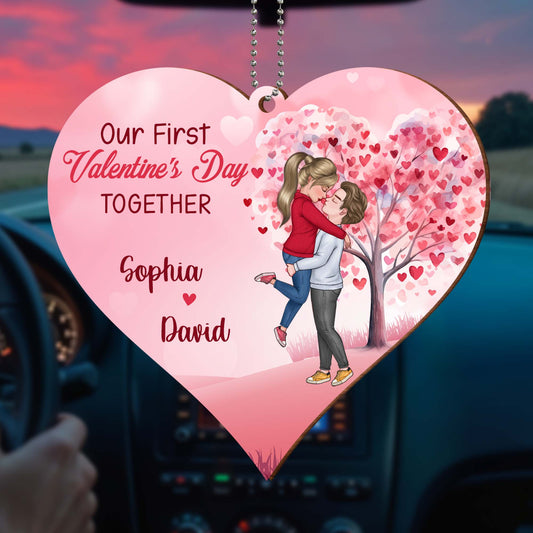 Nuestro primer San Valentín juntos, hermoso adorno de corazón - Adorno de madera personalizado, adorno para coche - CPL337_WCA