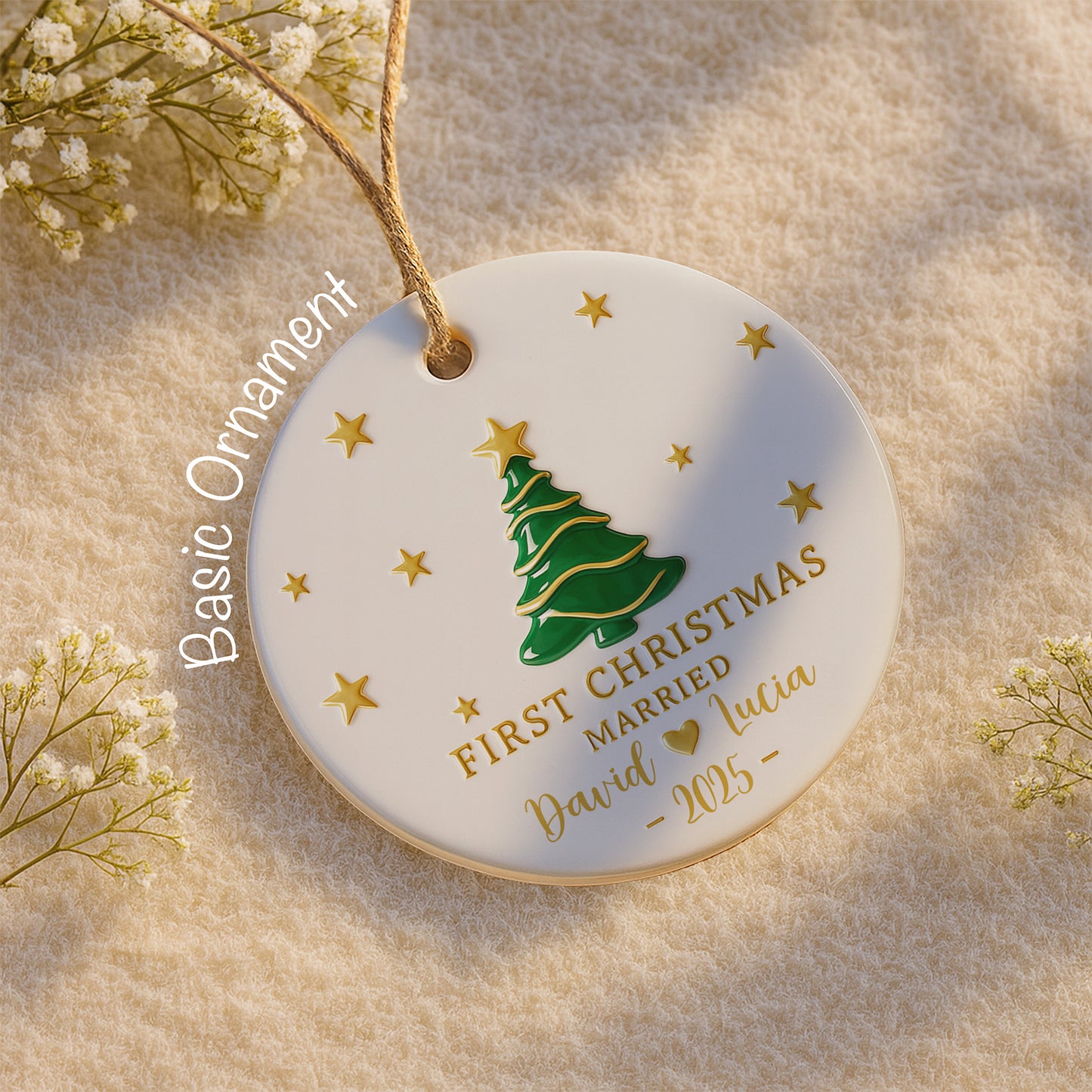 Primera Navidad de casados con árbol de Navidad y estrellas - Adorno de cerámica personalizado con forma redonda - CPL492_RCE