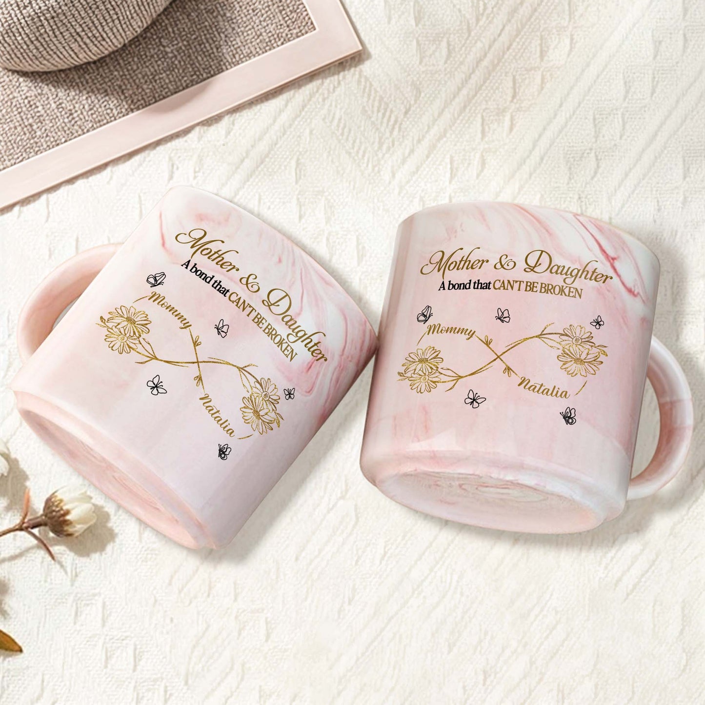 Mère et fille, un lien indéfectible, fleurs et branches - Mug personnalisé en marbre rose - DAU126_PMAM