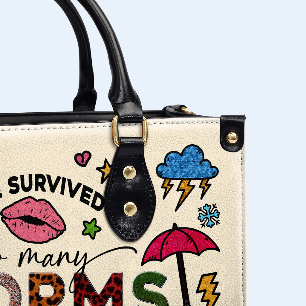 J'ai survécu à trop de tempêtes - Sac à main en cuir personnalisé - DB67