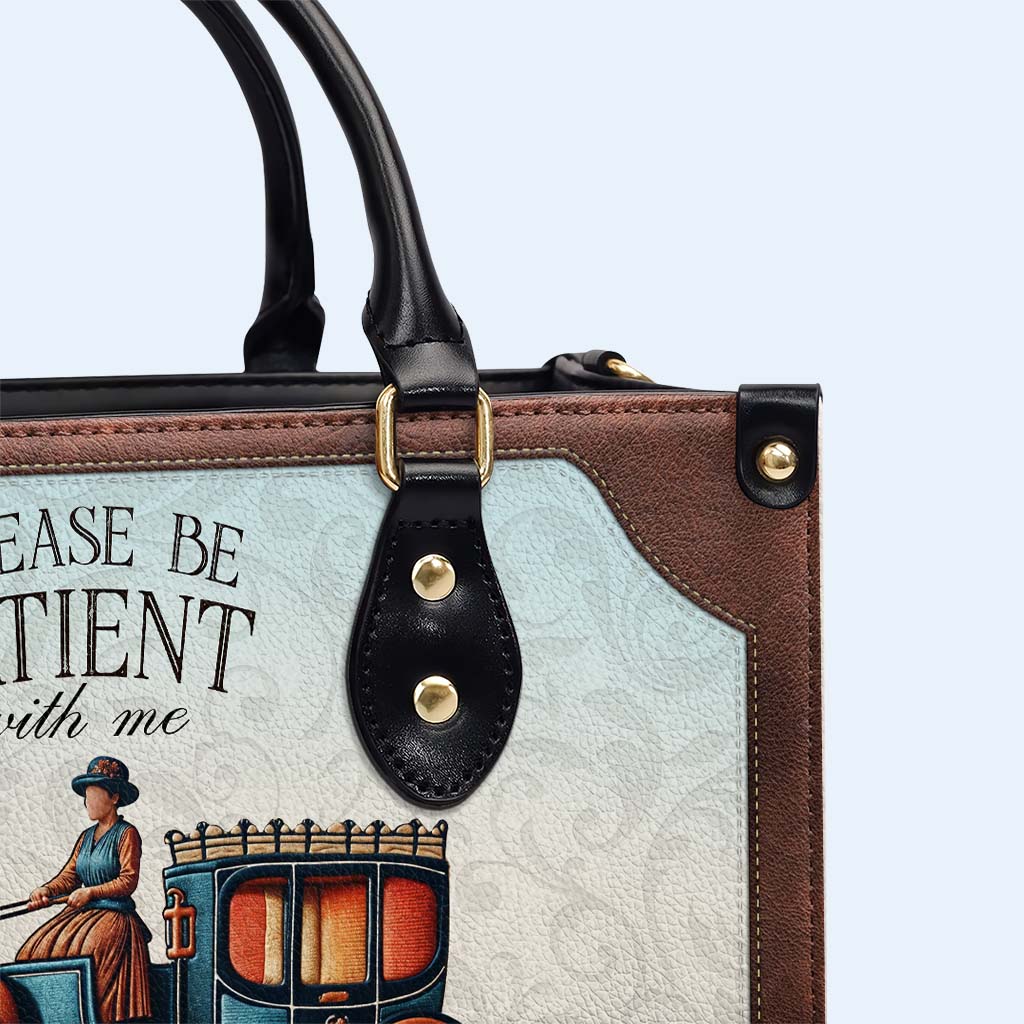Soyez patient avec moi, je viens des années 1900 - Sac à main en cuir personnalisé - DG020_HB