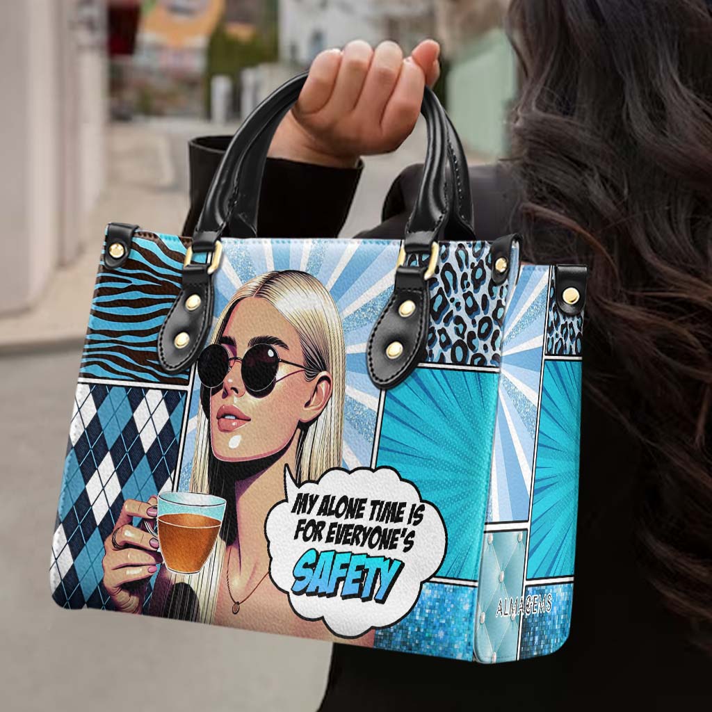 Mi tiempo a solas es para la seguridad de todos - Bolso de mano de cuero personalizado - DG076_HB
