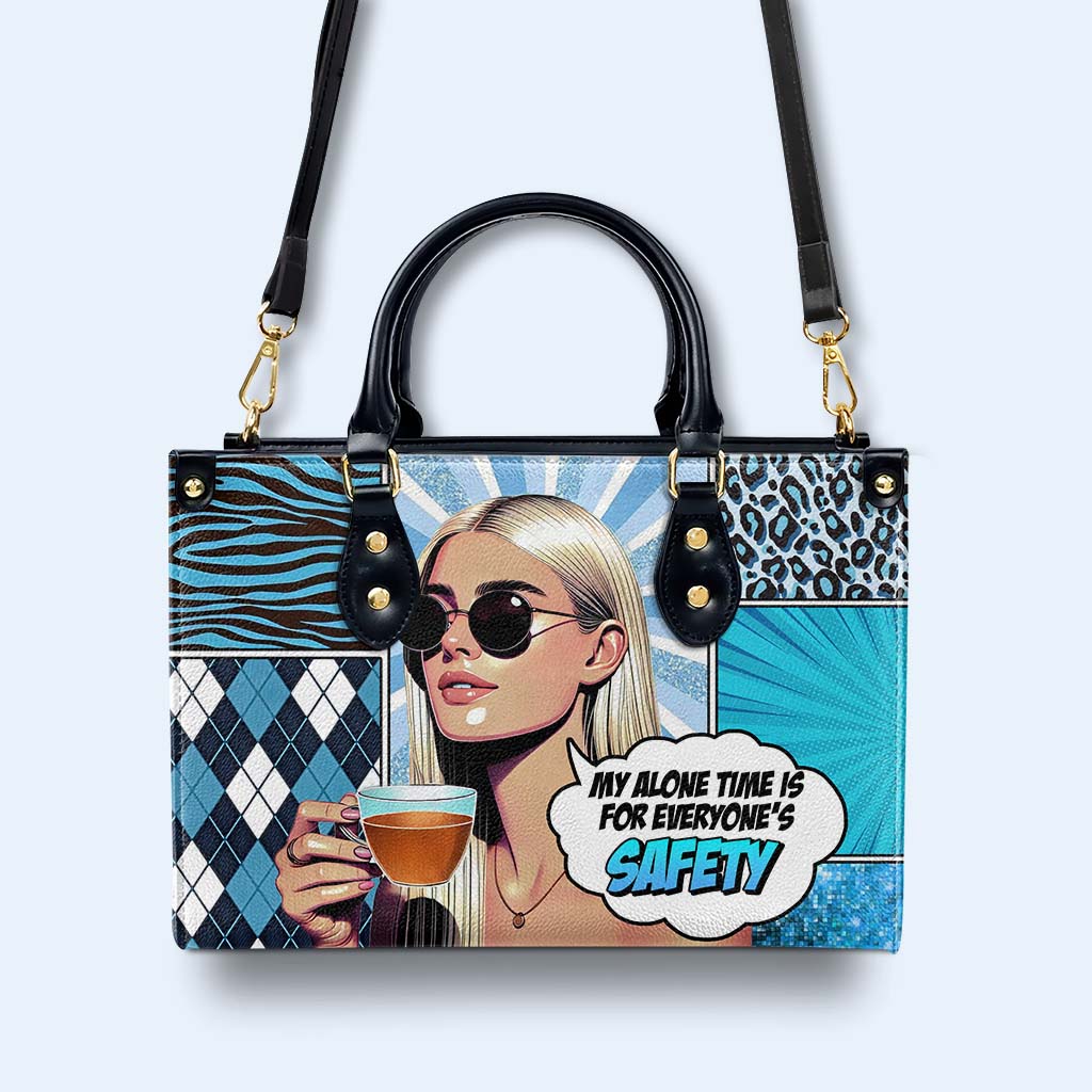 Mi tiempo a solas es para la seguridad de todos - Bolso de mano de cuero personalizado - DG076_HB