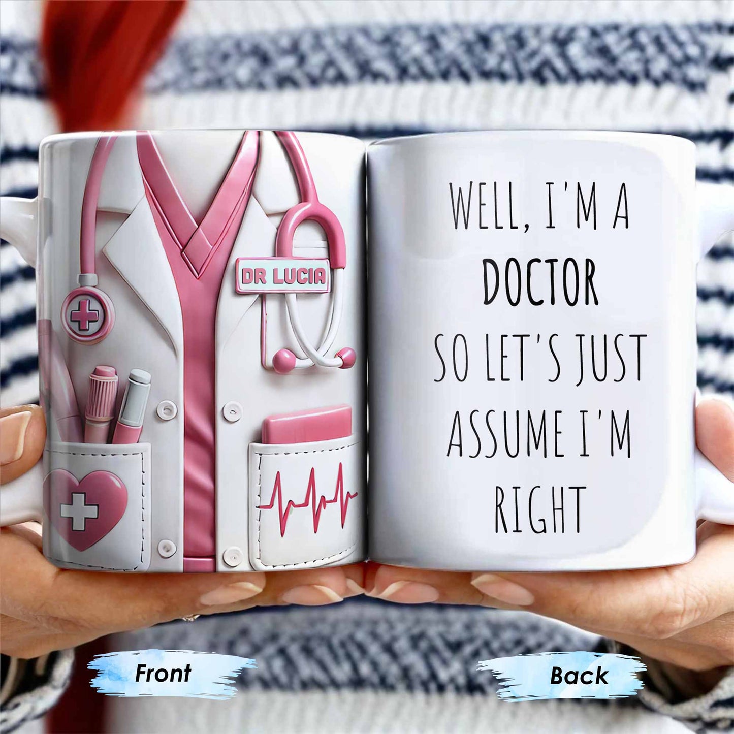 Eh bien, je suis médecin, alors supposons que j'ai raison, blouse de laboratoire et outils médicaux du médecin - Tasse à café personnalisée - DOC008_MG