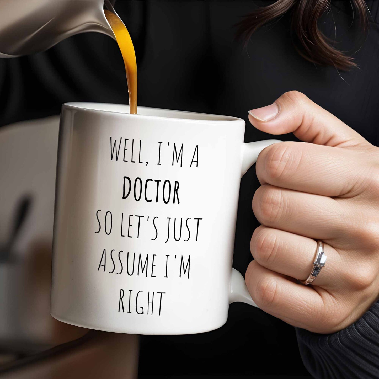 Eh bien, je suis médecin, alors supposons que j'ai raison, blouse de laboratoire et outils médicaux du médecin - Tasse à café personnalisée - DOC008_MG