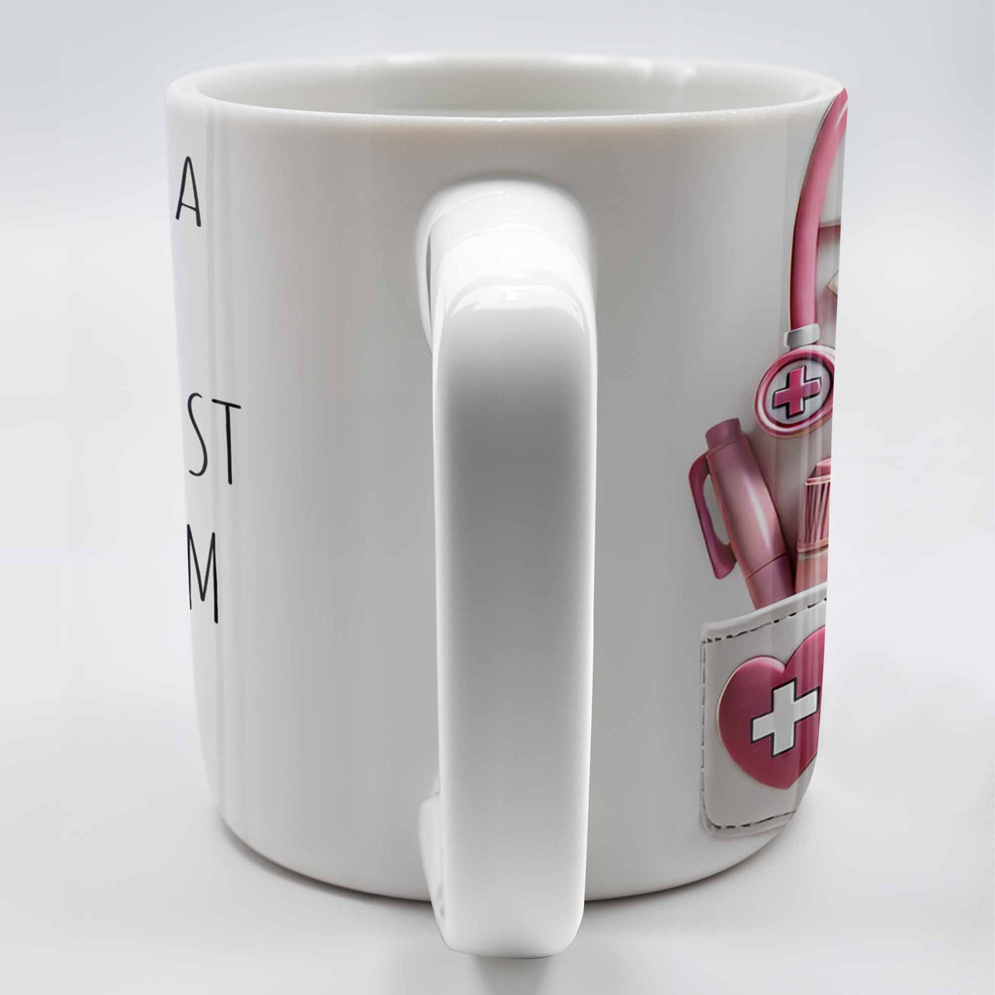 Eh bien, je suis médecin, alors supposons que j'ai raison, blouse de laboratoire et outils médicaux du médecin - Tasse à café personnalisée - DOC008_MG