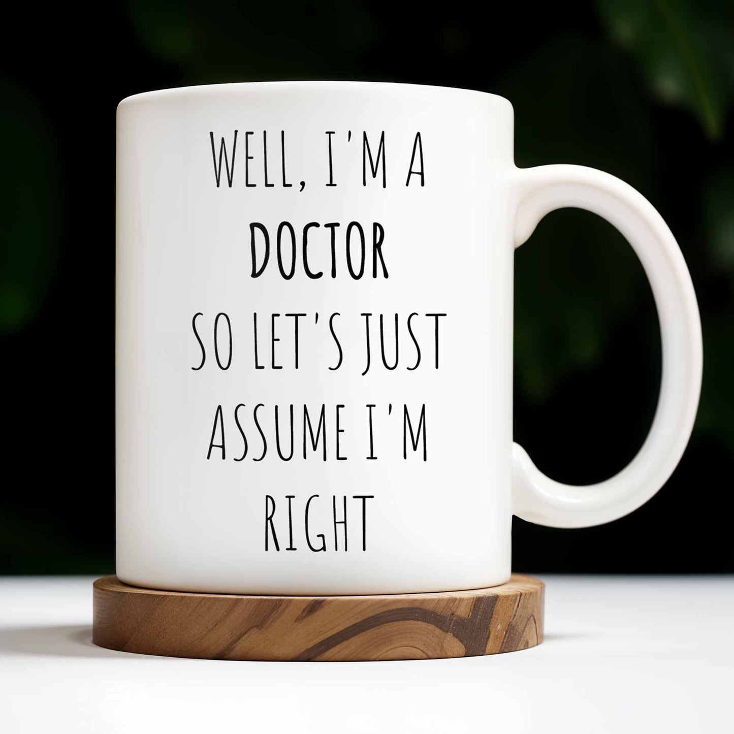 Eh bien, je suis médecin, alors supposons que j'ai raison, blouse de laboratoire et outils médicaux du médecin - Tasse à café personnalisée - DOC008_MG