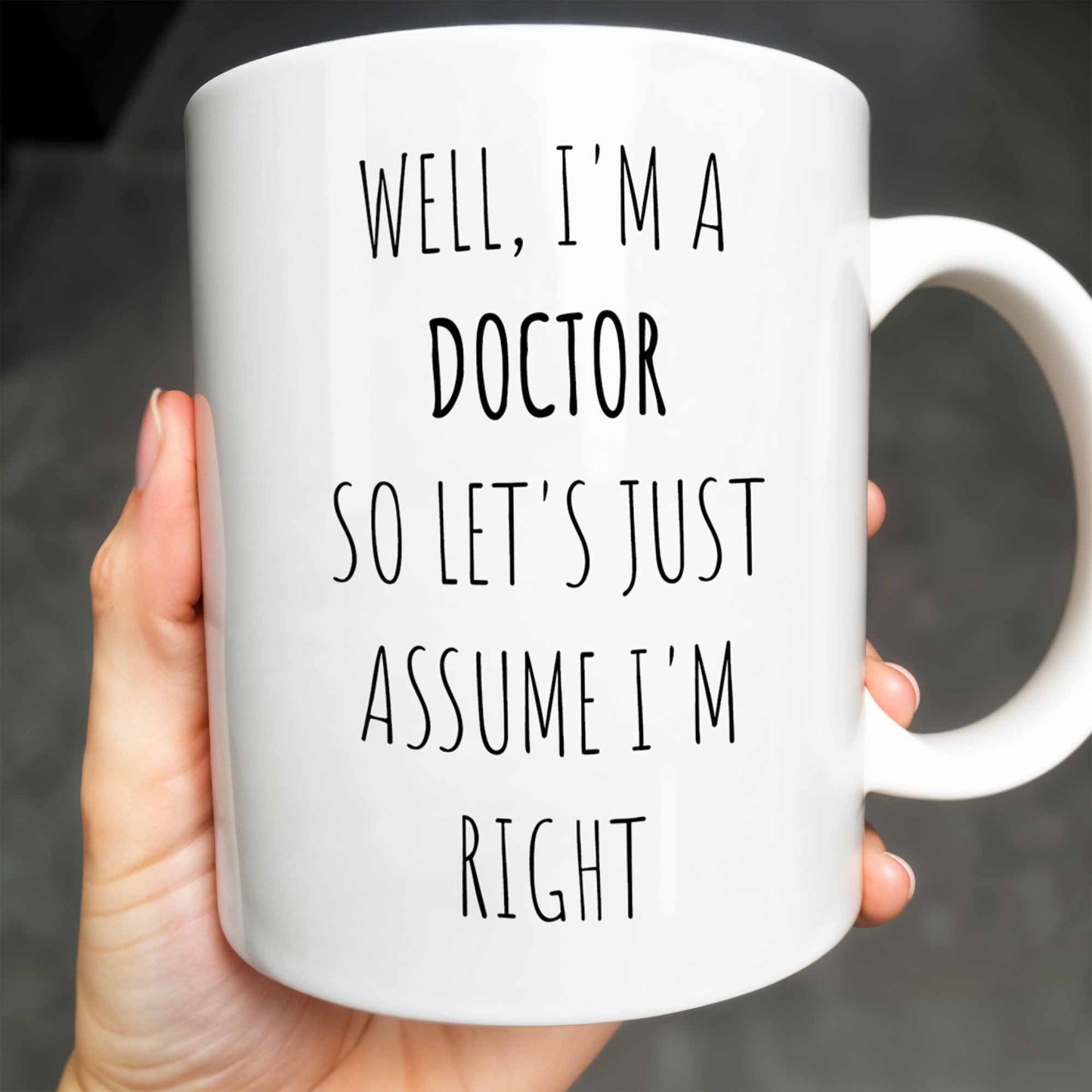 Eh bien, je suis médecin, alors supposons que j'ai raison, blouse de laboratoire et outils médicaux du médecin - Tasse à café personnalisée - DOC008_MG