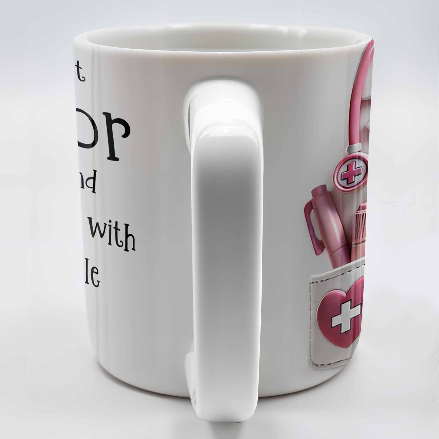 Un excellent médecin est difficile à trouver, uniforme médical et stéthoscope - Tasse à café personnalisée - DOC011_MG