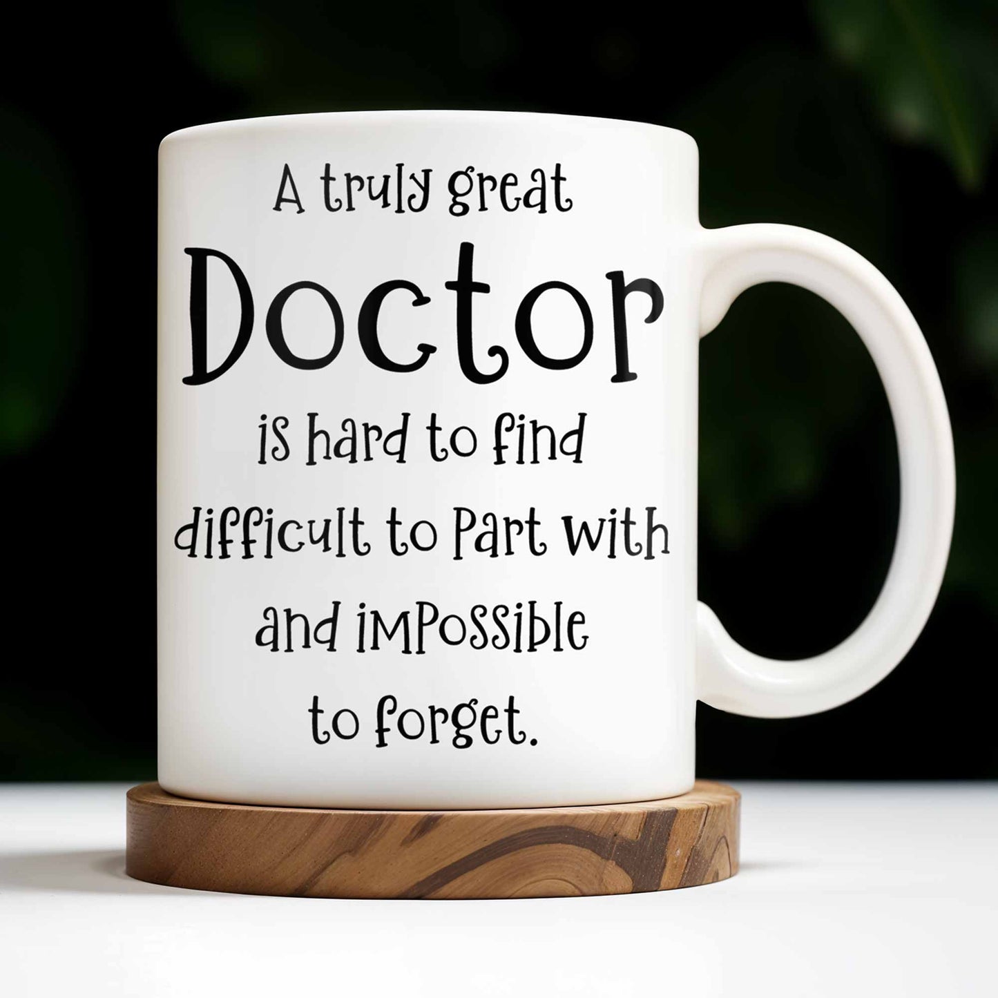 Un excellent médecin est difficile à trouver, uniforme médical et stéthoscope - Tasse à café personnalisée - DOC011_MG