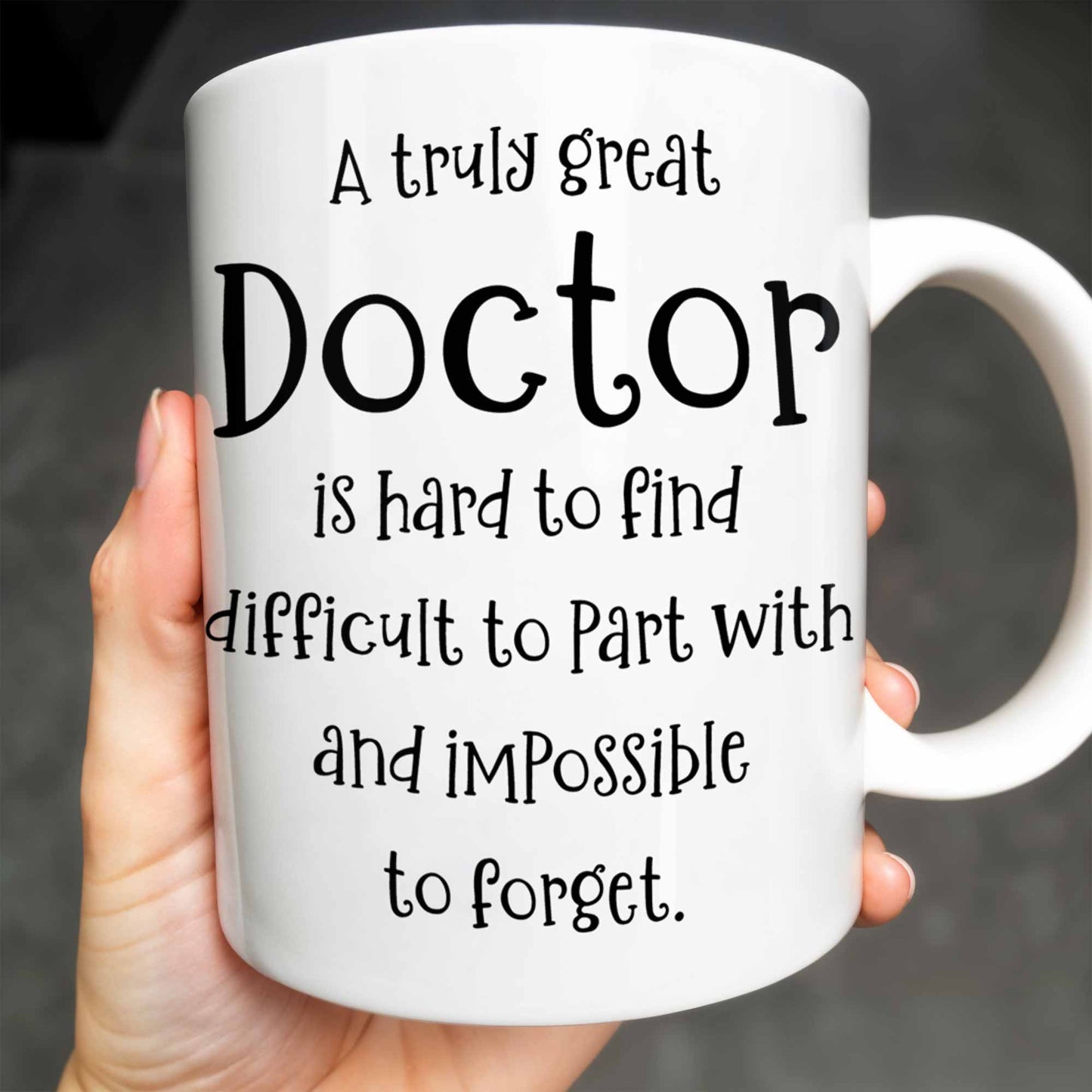 Un excellent médecin est difficile à trouver, uniforme médical et stéthoscope - Tasse à café personnalisée - DOC011_MG
