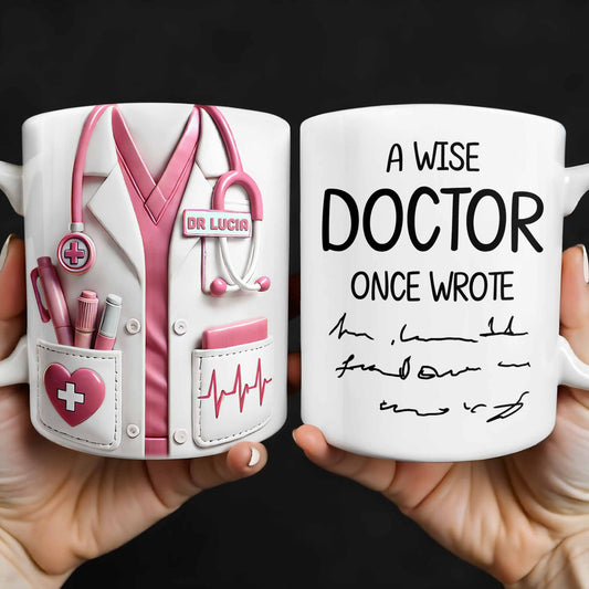 Un médecin sage a écrit une fois : blouse médicale et stéthoscope – Tasse à café personnalisée – DOC012_MG