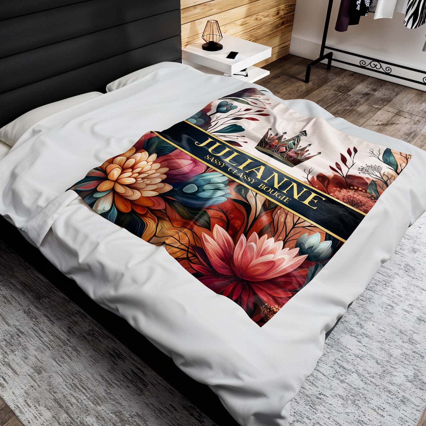 Sassy Classy Bougie With Crown And Floral Design