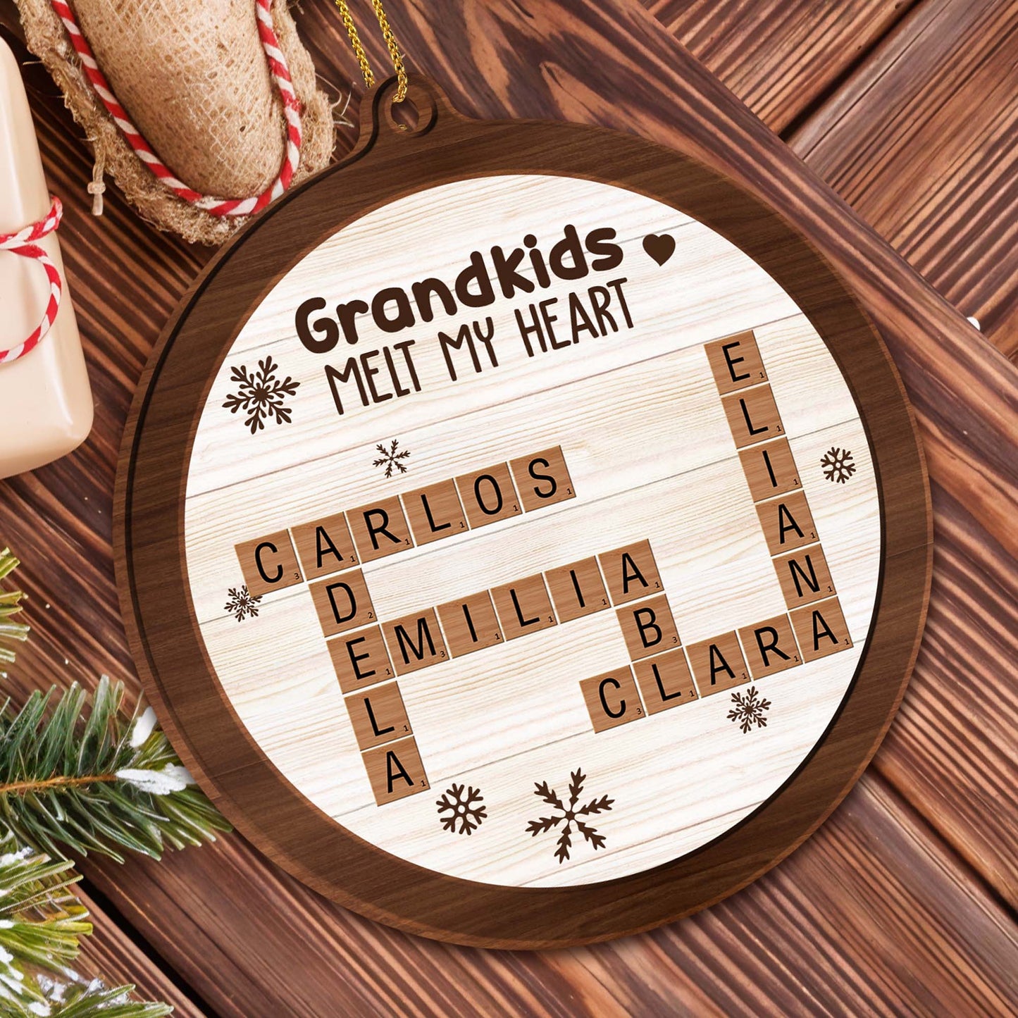 Petits-enfants soutenant cette famille ensemble - Motif flocon de neige - Décoration en bois personnalisée, forme personnalisée - FAM128_WDO