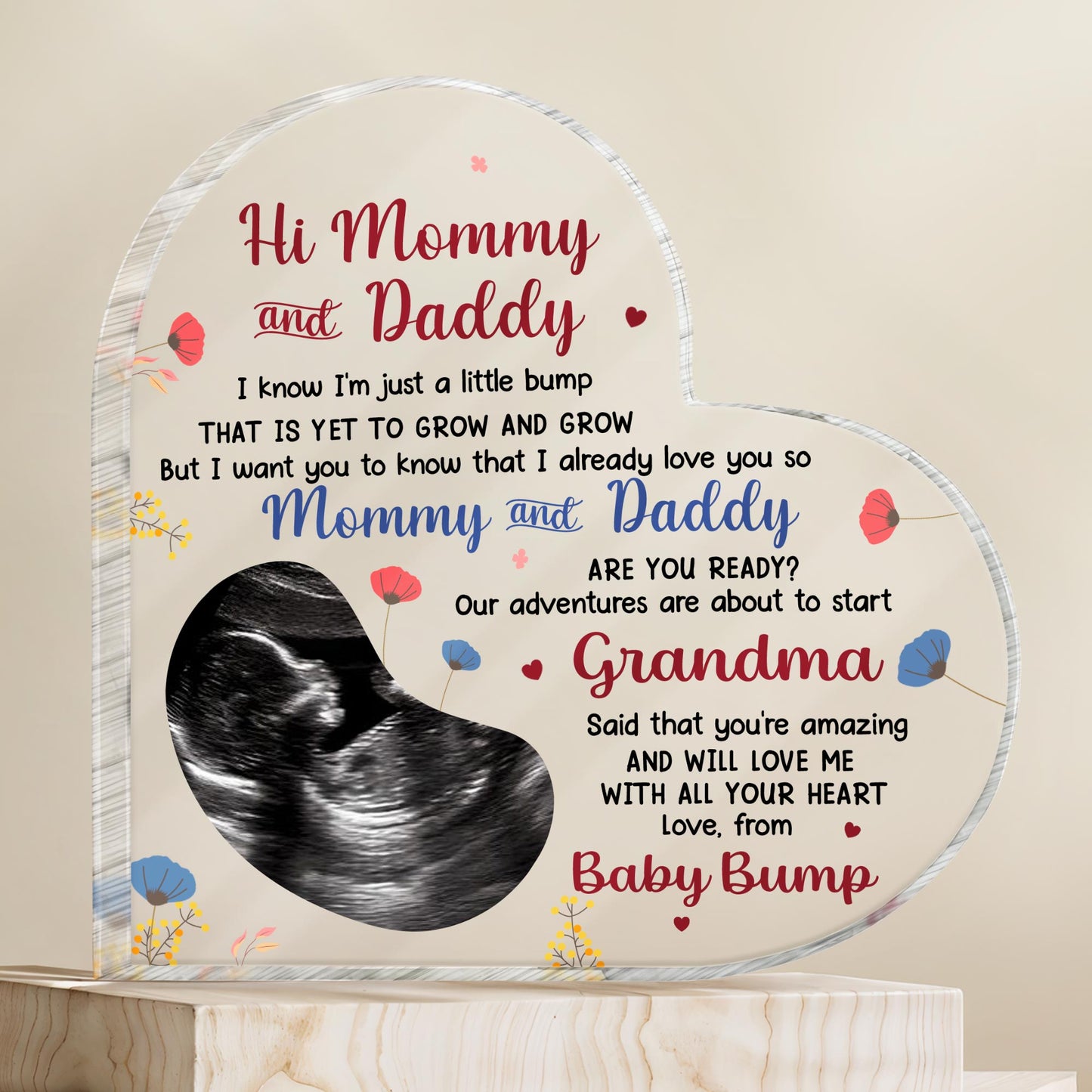 Bonjour maman et papa, nos aventures sont sur le point de commencer ! Échographie, cœur, fleurs - Plaque acrylique personnalisée en forme de cœur - FAM307_HAP