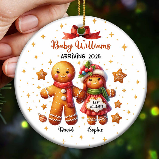 Adorno de figuras de jengibre para celebrar la dulce llegada - Adorno de cerámica personalizado con forma redonda - FAM444_RCE