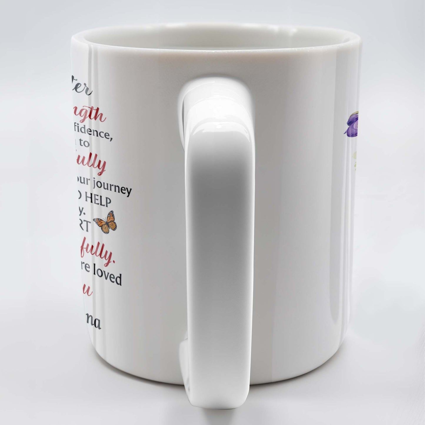 Citation inspirante « Force et sagesse » de ma petite-fille, avec fleurs et papillons – Tasse à café personnalisée – GDT060_MG