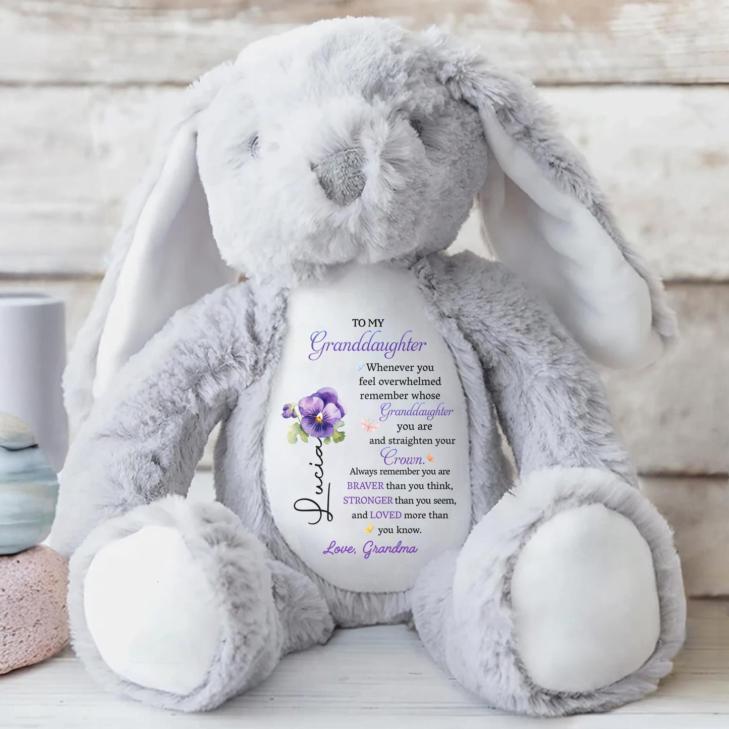 À ma petite-fille, chaque fois que tu te sens dépassée, souviens-toi de la petite-fille que tu es, Lapin en peluche et fleurs - Lapin en peluche personnalisé - GDT223_BUN