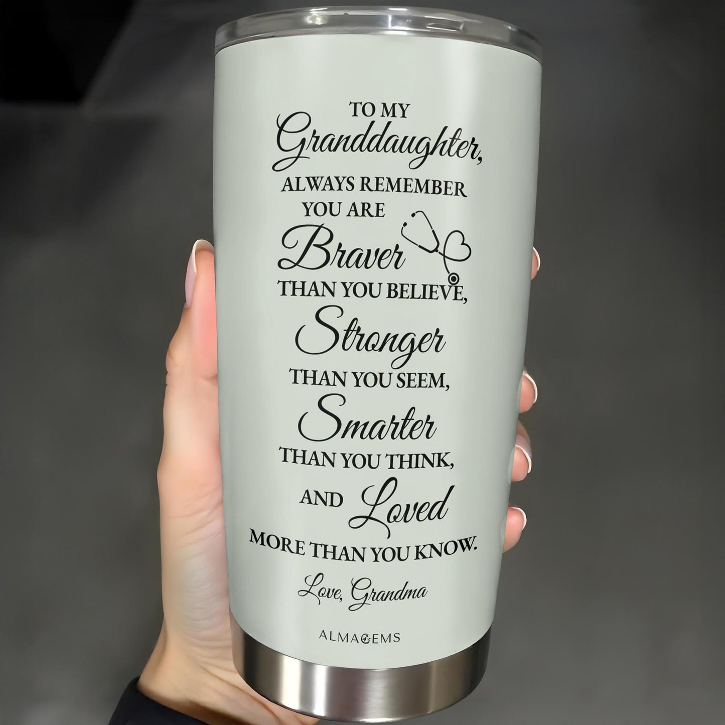 À ma petite-fille, souviens-toi toujours que tu es plus courageuse que tu ne le crois, uniforme médical et stéthoscope - Gobelet personnalisé en acier inoxydable 20 oz 30 oz - GDT306_TB