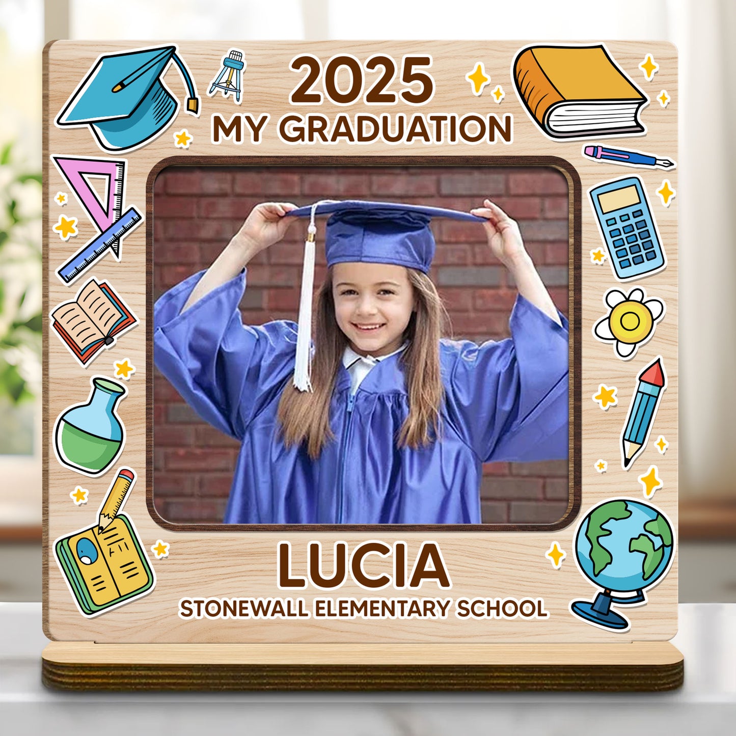 2025 Ma remise de diplôme, toque et livres - Plaque en bois personnalisée à 2 couches avec base plate - GRAD012_WPLA