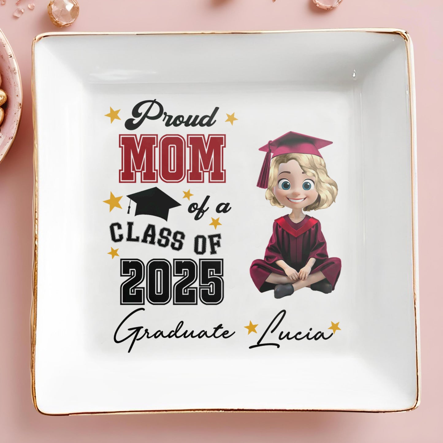Fière maman d'une diplômée de la promotion 2025, chapeau de remise de diplôme et étoiles - Plat à bijoux personnalisé, plat carré en céramique - GRAD014_SCRD