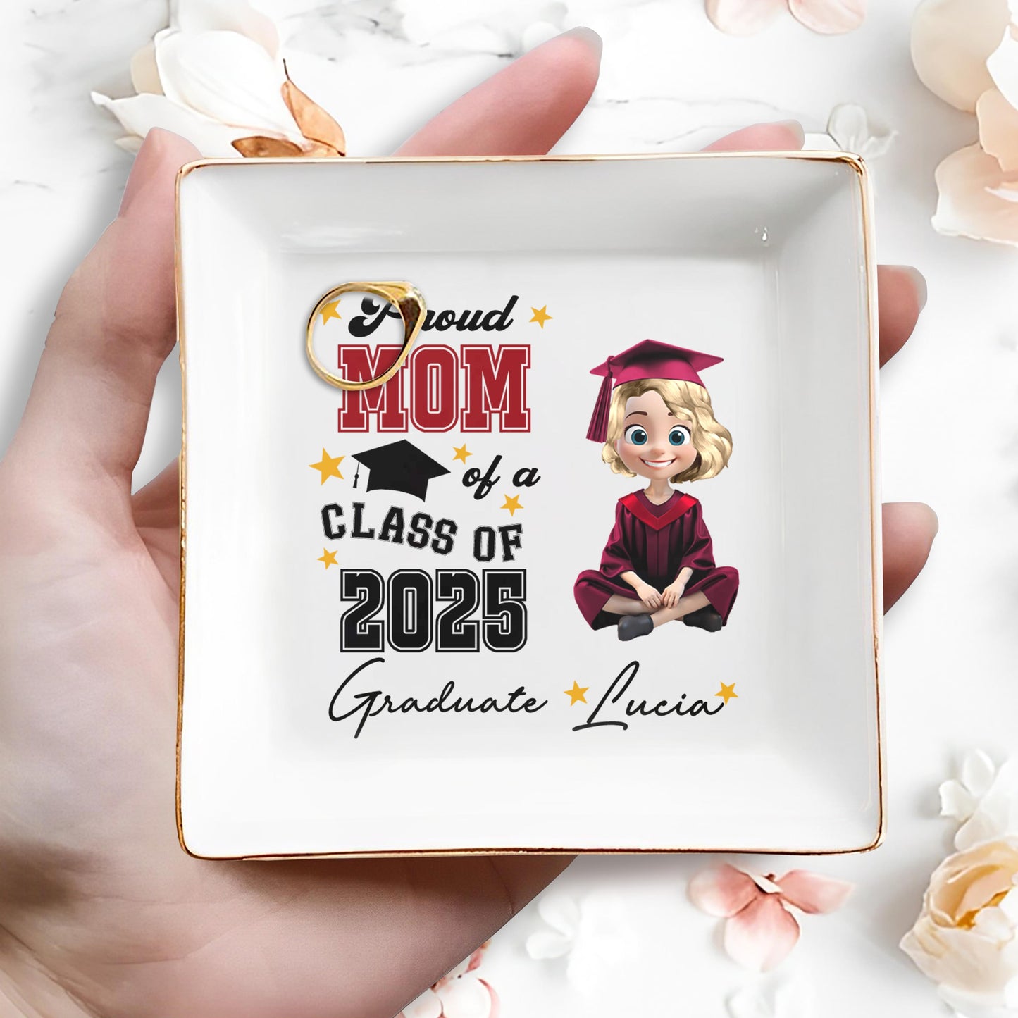 Fière maman d'une diplômée de la promotion 2025, chapeau de remise de diplôme et étoiles - Plat à bijoux personnalisé, plat carré en céramique - GRAD014_SCRD