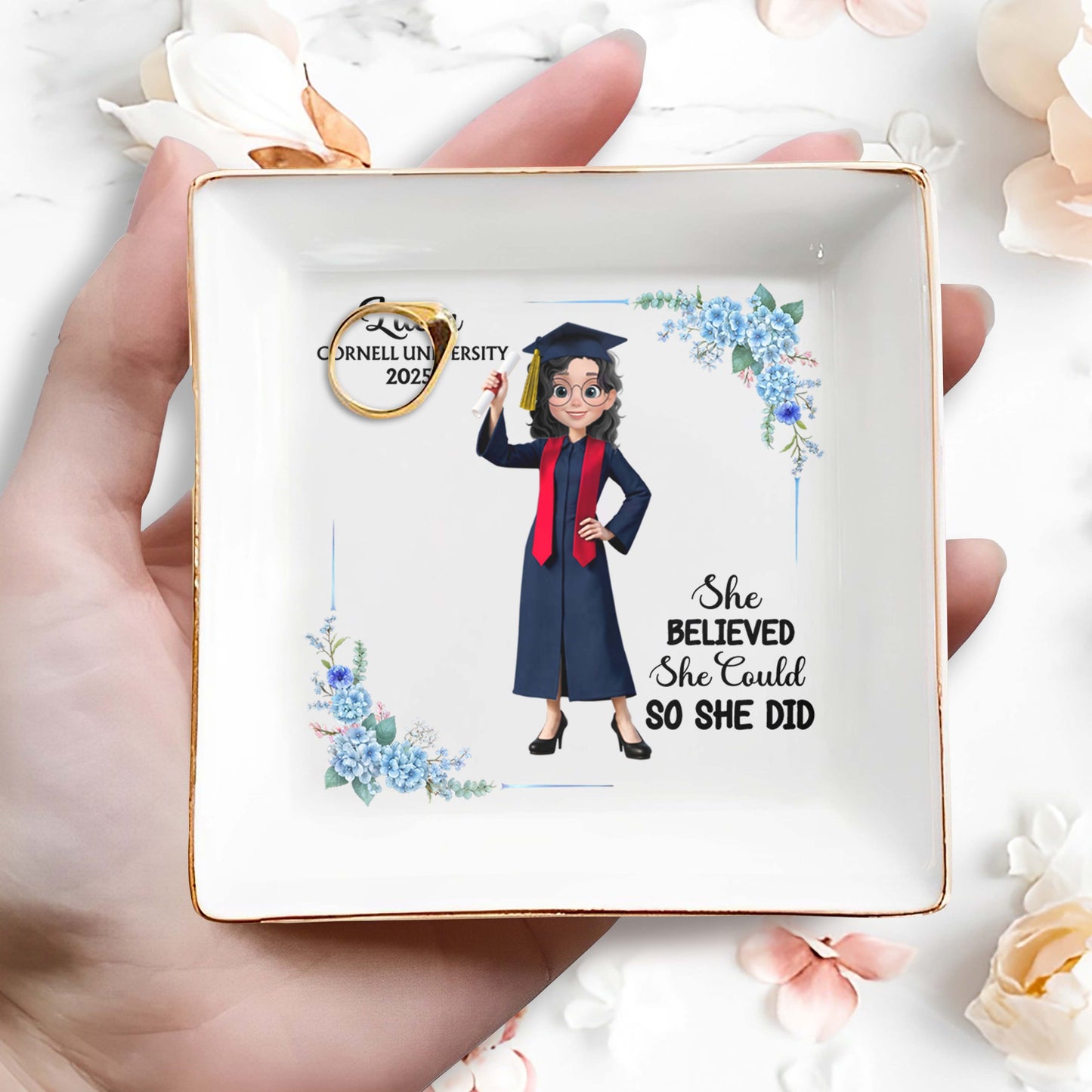 Elle croyait pouvoir le faire, alors elle l'a fait, chapeau de remise de diplôme et fleurs - Plat à bijoux personnalisé, plat carré en céramique - GRAD041_SCRD