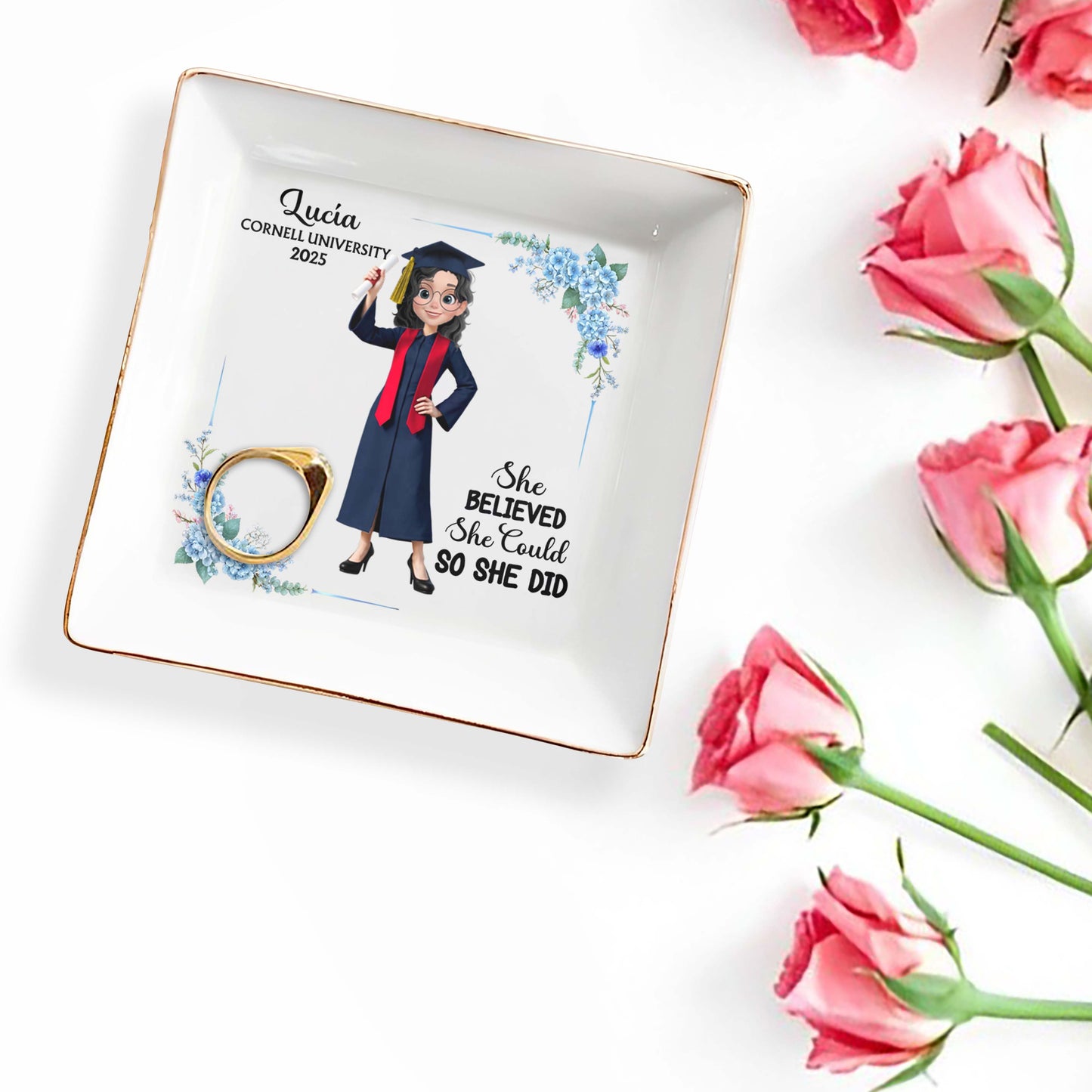 Elle croyait pouvoir le faire, alors elle l'a fait, chapeau de remise de diplôme et fleurs - Plat à bijoux personnalisé, plat carré en céramique - GRAD041_SCRD