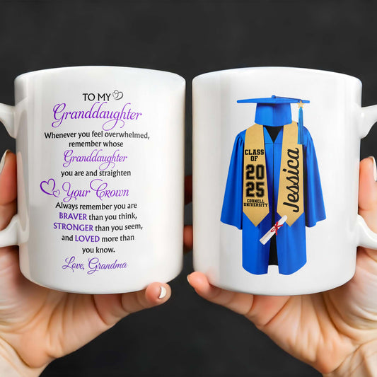 À ma petite-fille, souviens-toi toujours que tu es plus courageuse, toge et chapeau de remise de diplôme - Tasse à café personnalisée - GRAD317_MG