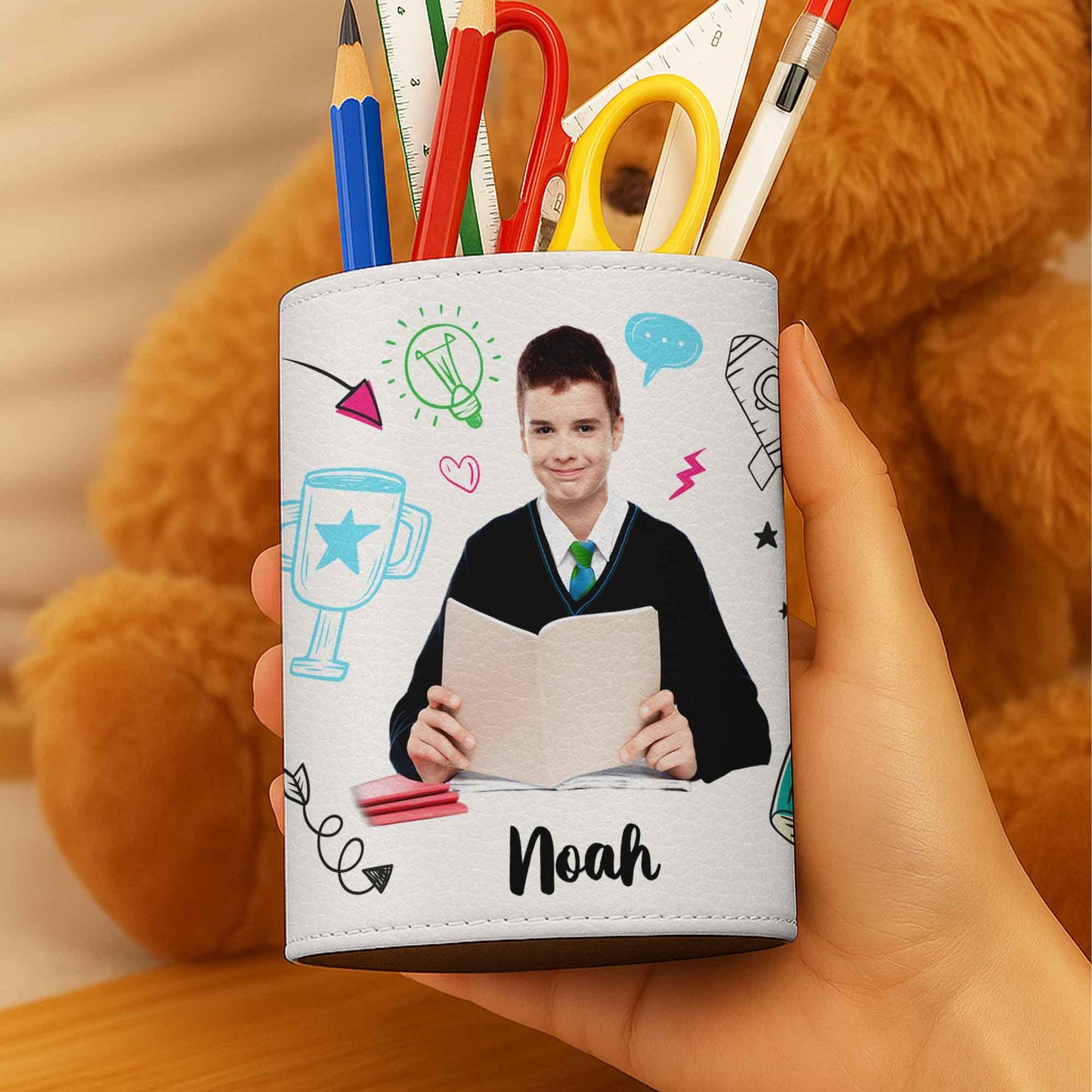 Organiseur personnalisé avec livre, trophée, ampoule - Pot à stylos personnalisé - GRK049_PENH