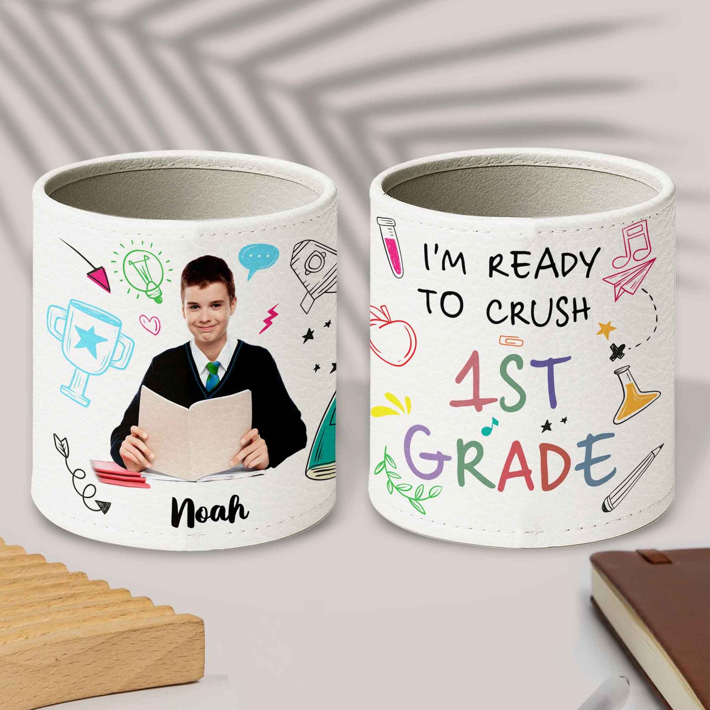 Organiseur personnalisé avec livre, trophée, ampoule - Pot à stylos personnalisé - GRK049_PENH