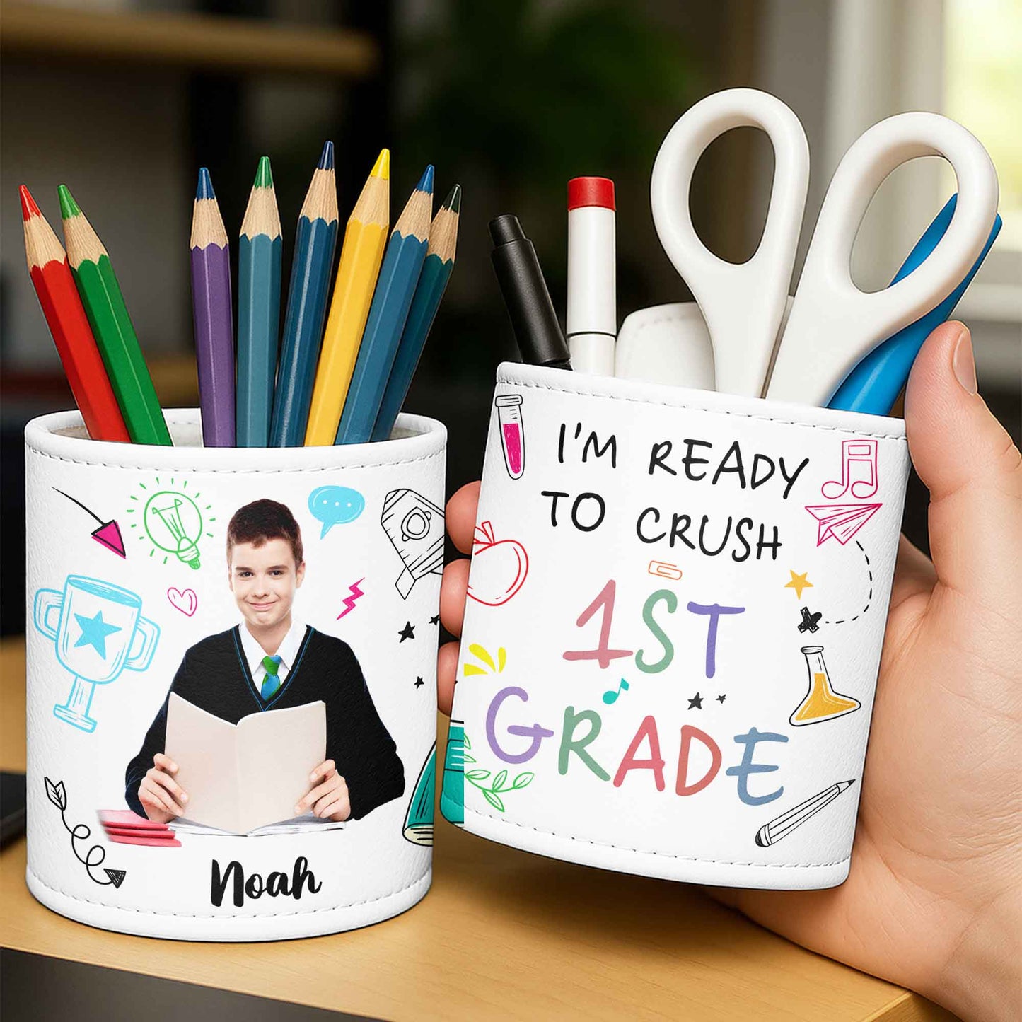 Organiseur personnalisé avec livre, trophée, ampoule - Pot à stylos personnalisé - GRK049_PENH