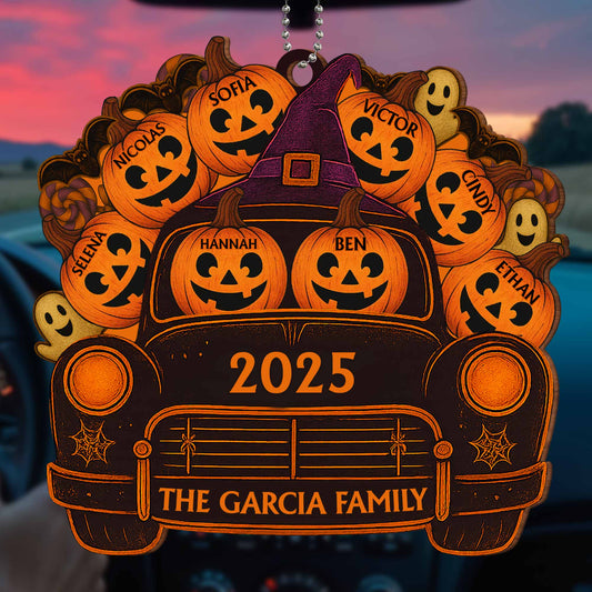 Un viaje espeluznante con nombres de familia, calabazas y fantasmas - Adorno de madera personalizado, adorno para coche - HALW001_WCA