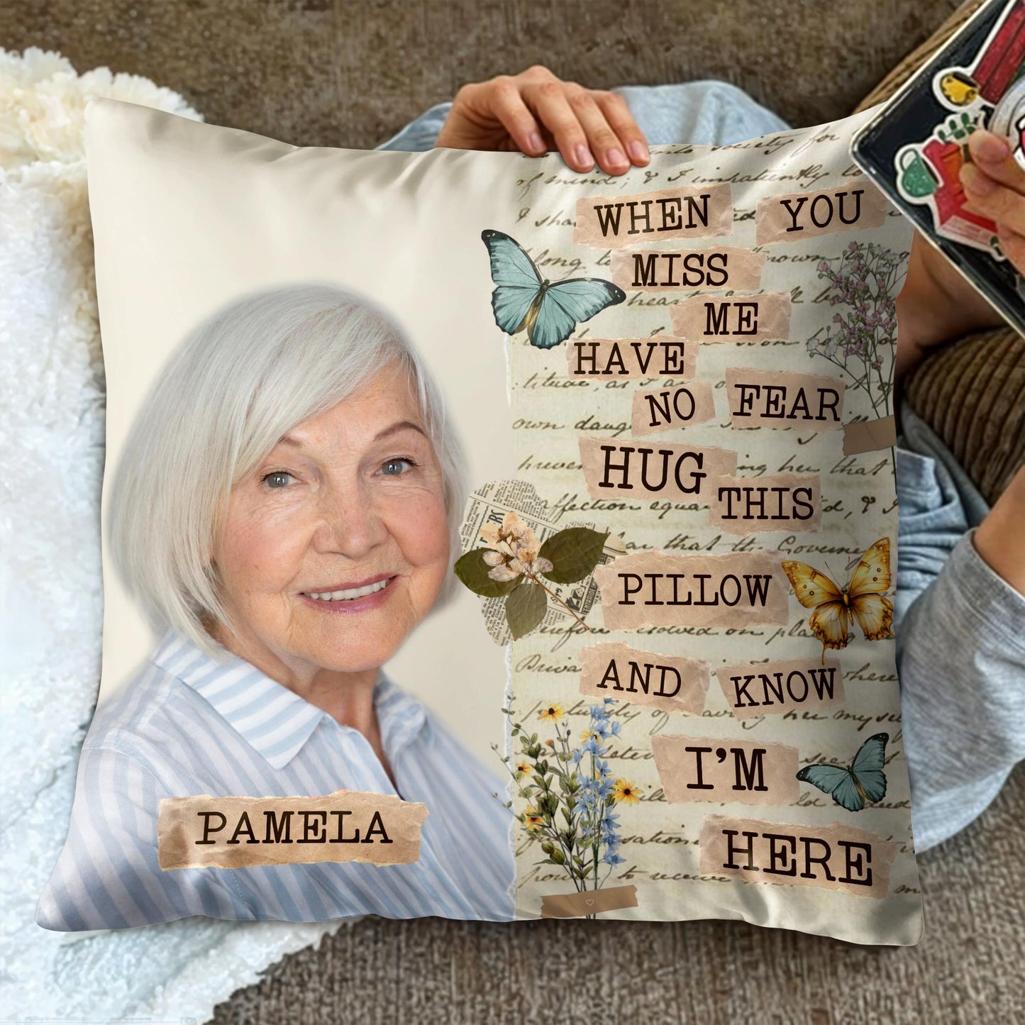 Quand je te manque, n'aie pas peur, serre cet oreiller dans tes bras, Papillons et fleurs - Oreiller personnalisé, insert inclus - HME169_PLW
