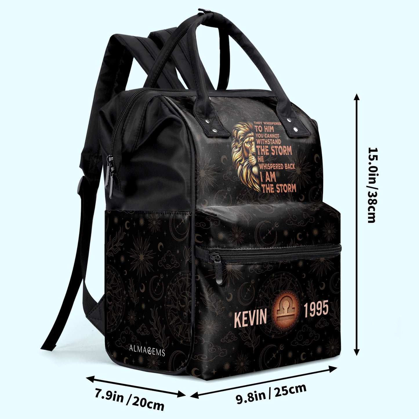 Le susurraron: "No puedes soportar la tormenta". Él susurró: "Yo soy la tormenta". Mochila de viaje personalizada con pico de pato. HS053_DKB