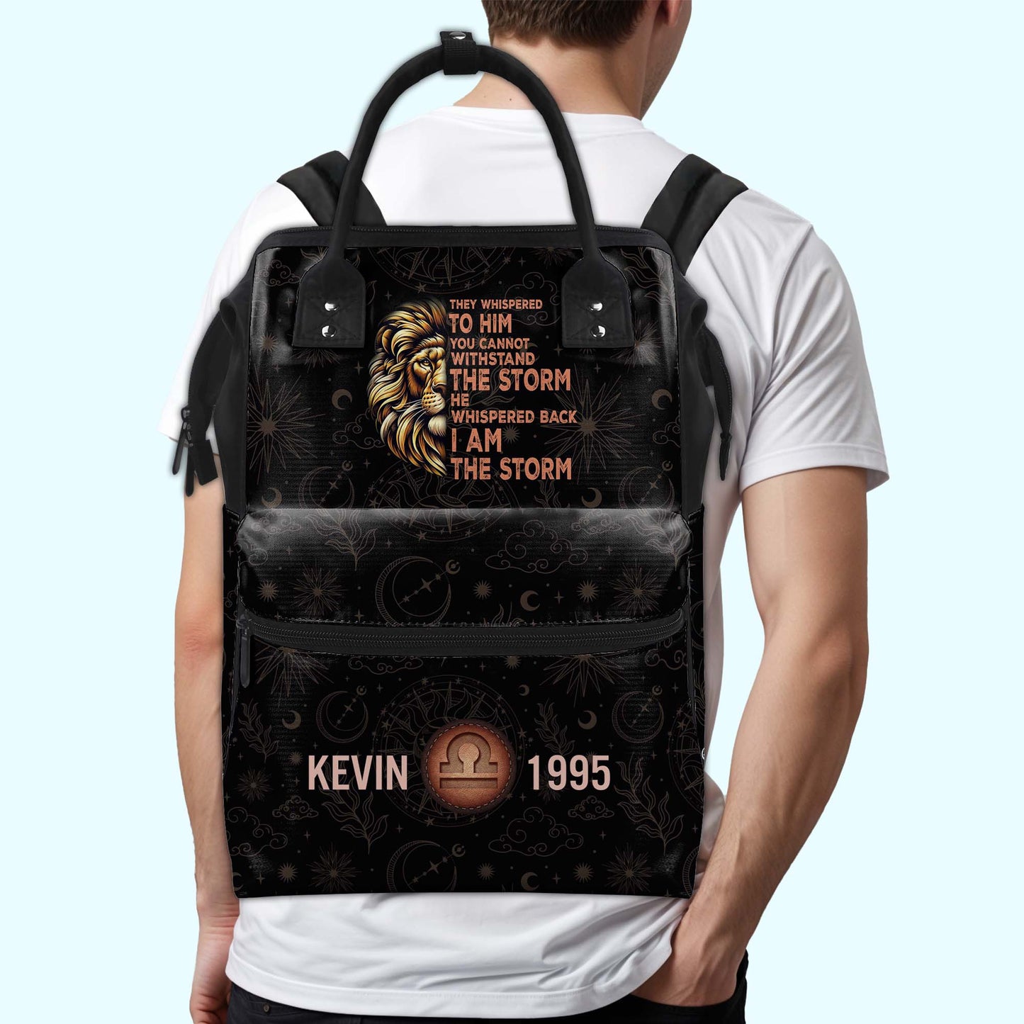 Le susurraron: "No puedes soportar la tormenta". Él susurró: "Yo soy la tormenta". Mochila de viaje personalizada con pico de pato. HS053_DKB