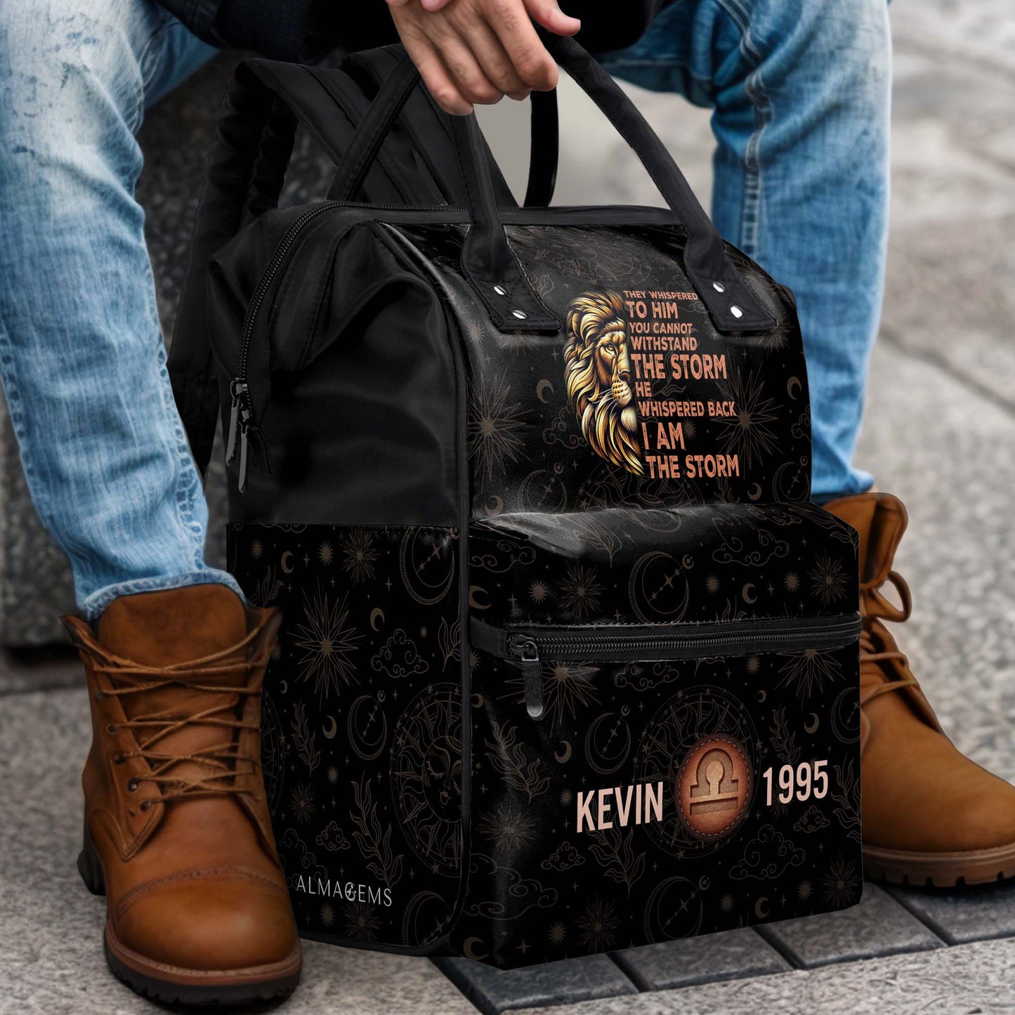 Le susurraron: "No puedes soportar la tormenta". Él susurró: "Yo soy la tormenta". Mochila de viaje personalizada con pico de pato. HS053_DKB