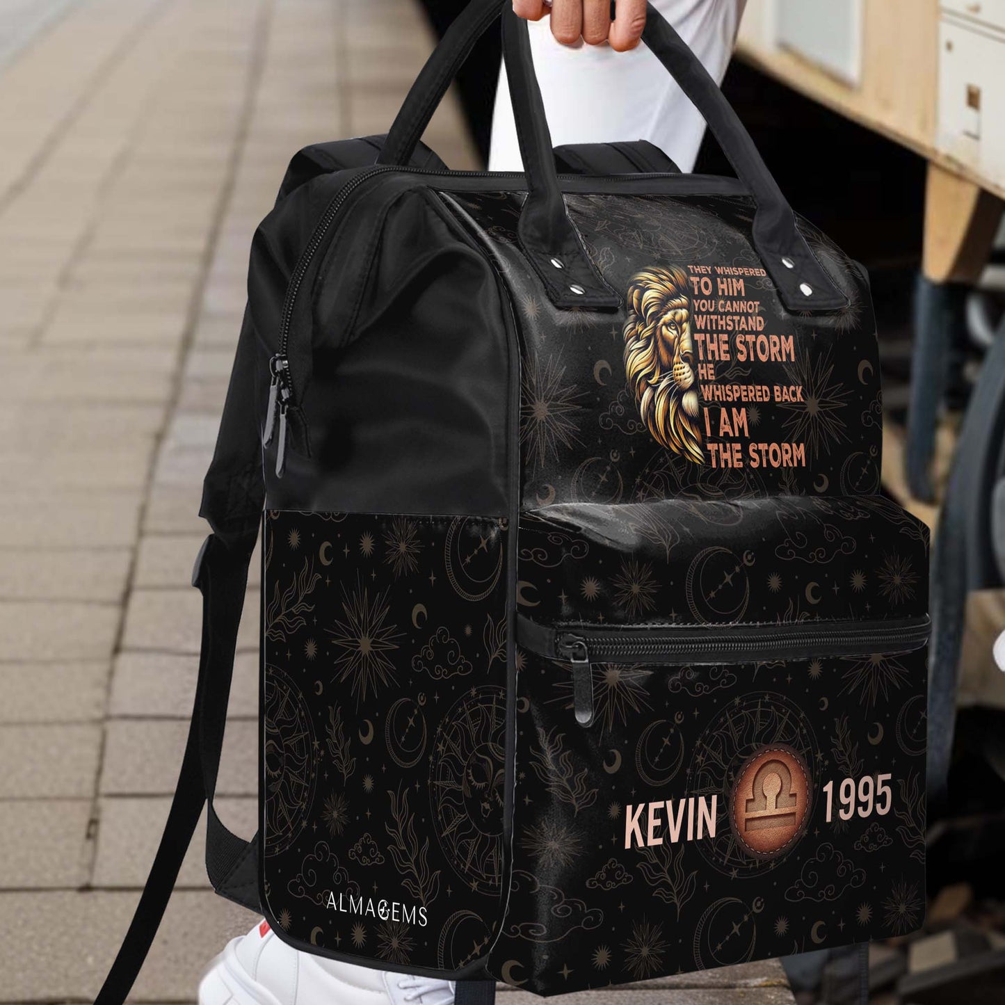 Le susurraron: "No puedes soportar la tormenta". Él susurró: "Yo soy la tormenta". Mochila de viaje personalizada con pico de pato. HS053_DKB