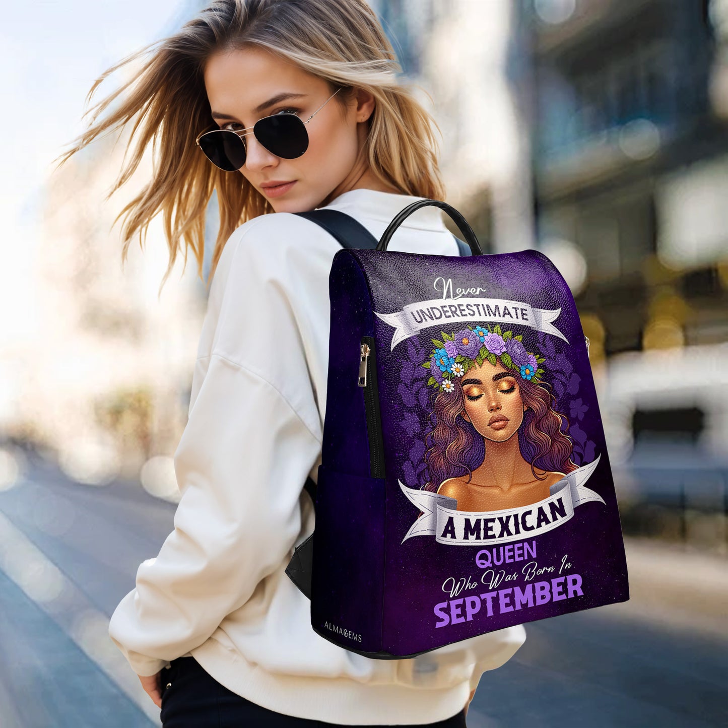 Ne sous-estimez jamais une reine hispanique - Sac à dos en cuir personnalisé - HS063_BP