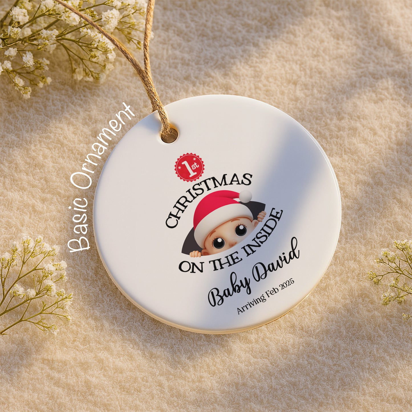 Navidad en el interior, Bebé con gorro de Papá Noel - Adorno de cerámica personalizado con forma redonda - KID217_RCE