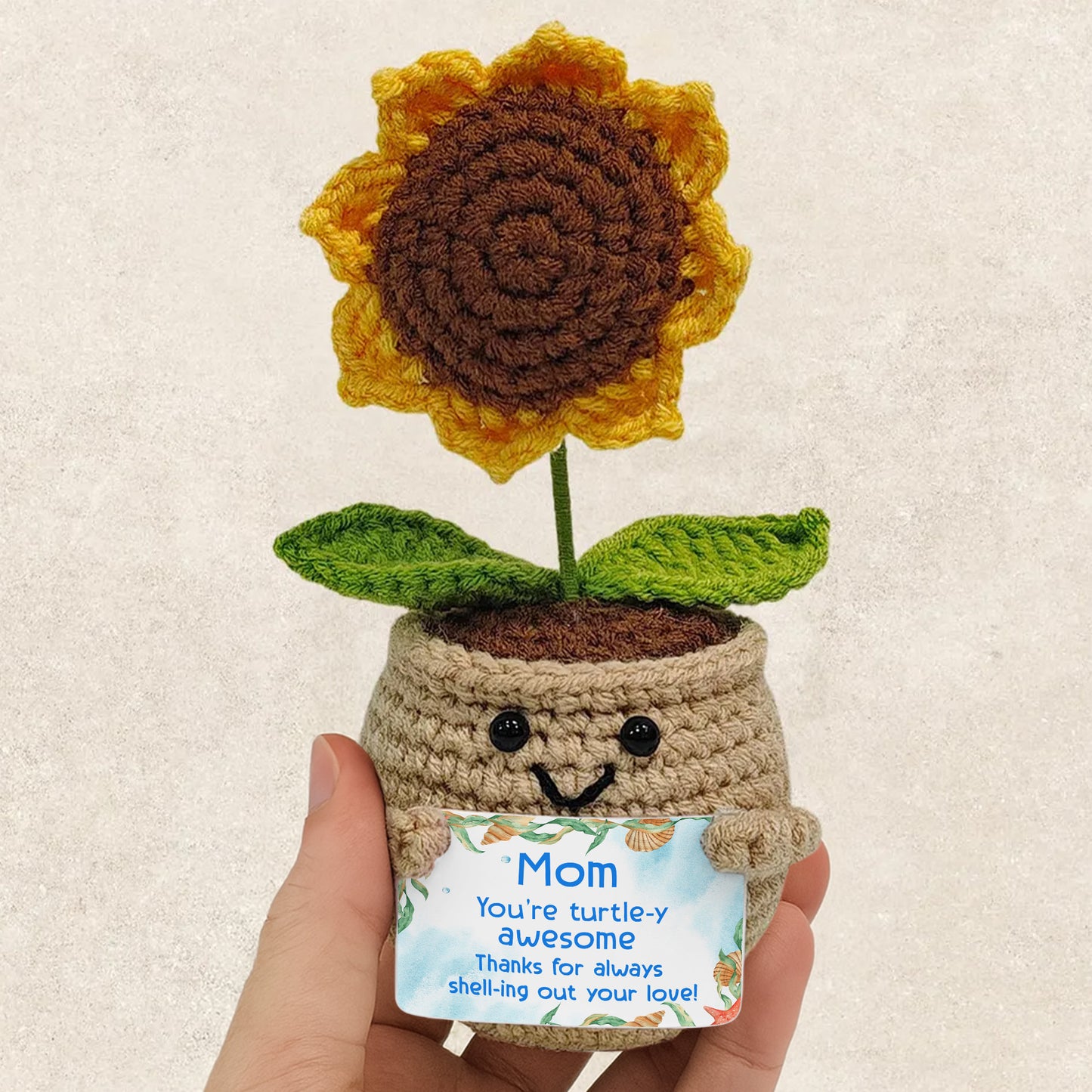 Maman, tu vas transformer cette maison en un véritable foyer ! Poupée au crochet avec carte personnalisée ! MOM013_CDOLL