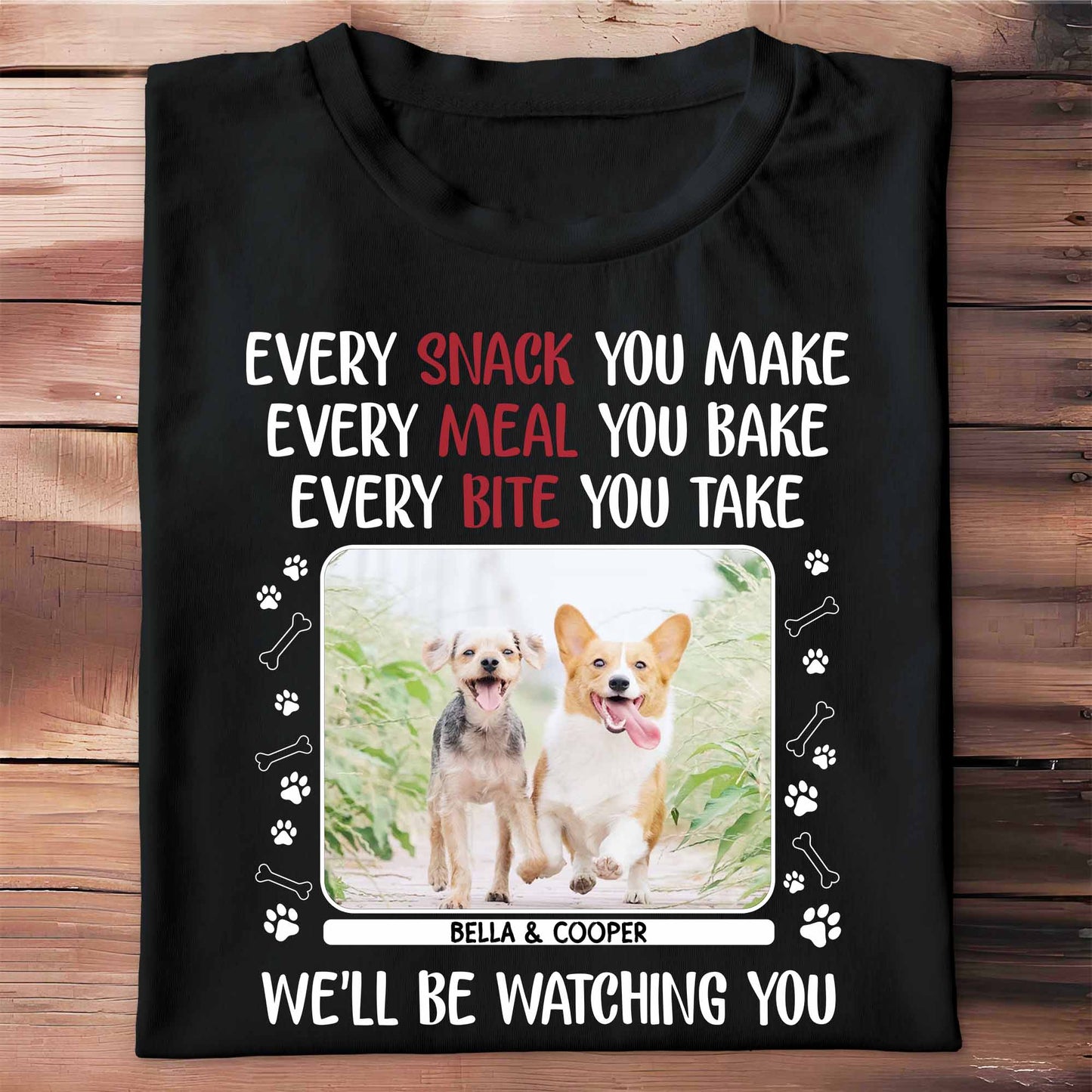Chaque collation que vous préparez, des chiens qui vous observent, des empreintes de pattes - T-shirt unisexe personnalisé, sweat à capuche - PET110_BBAS