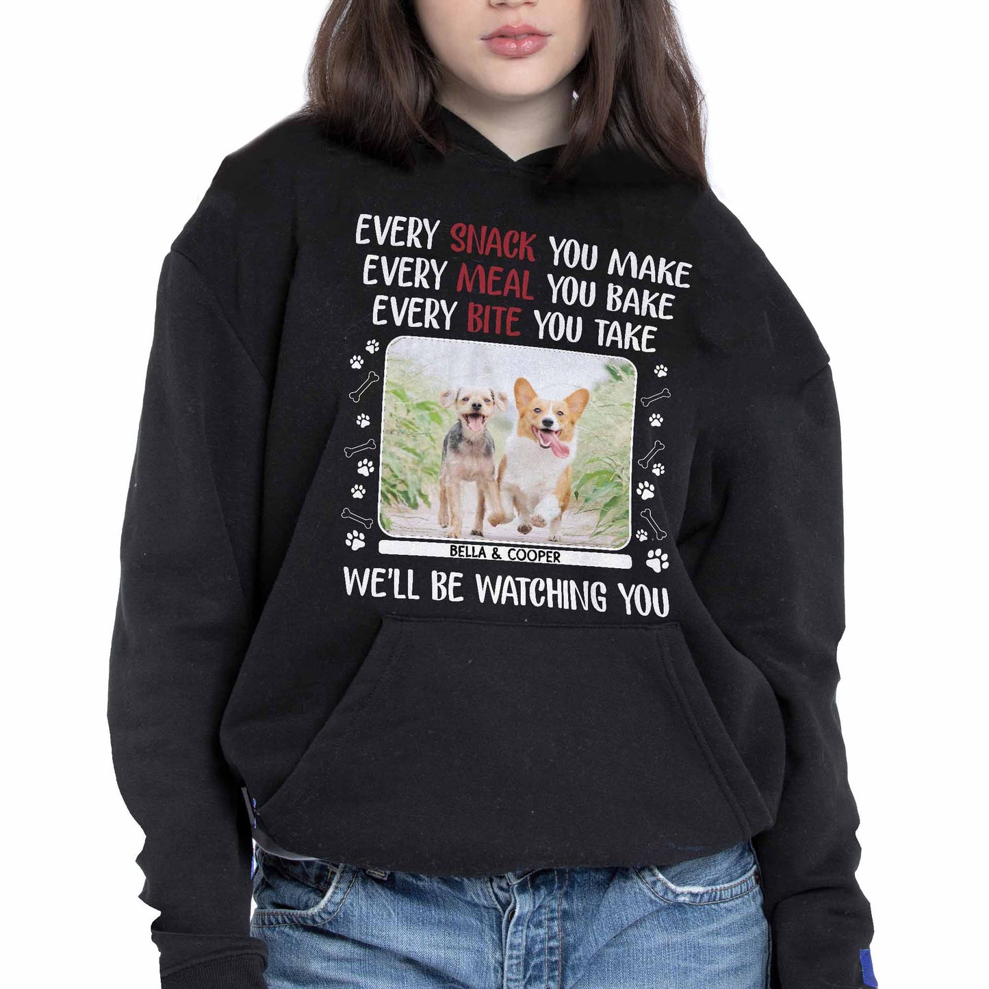 Chaque collation que vous préparez, des chiens qui vous observent, des empreintes de pattes - T-shirt unisexe personnalisé, sweat à capuche - PET110_BBAS