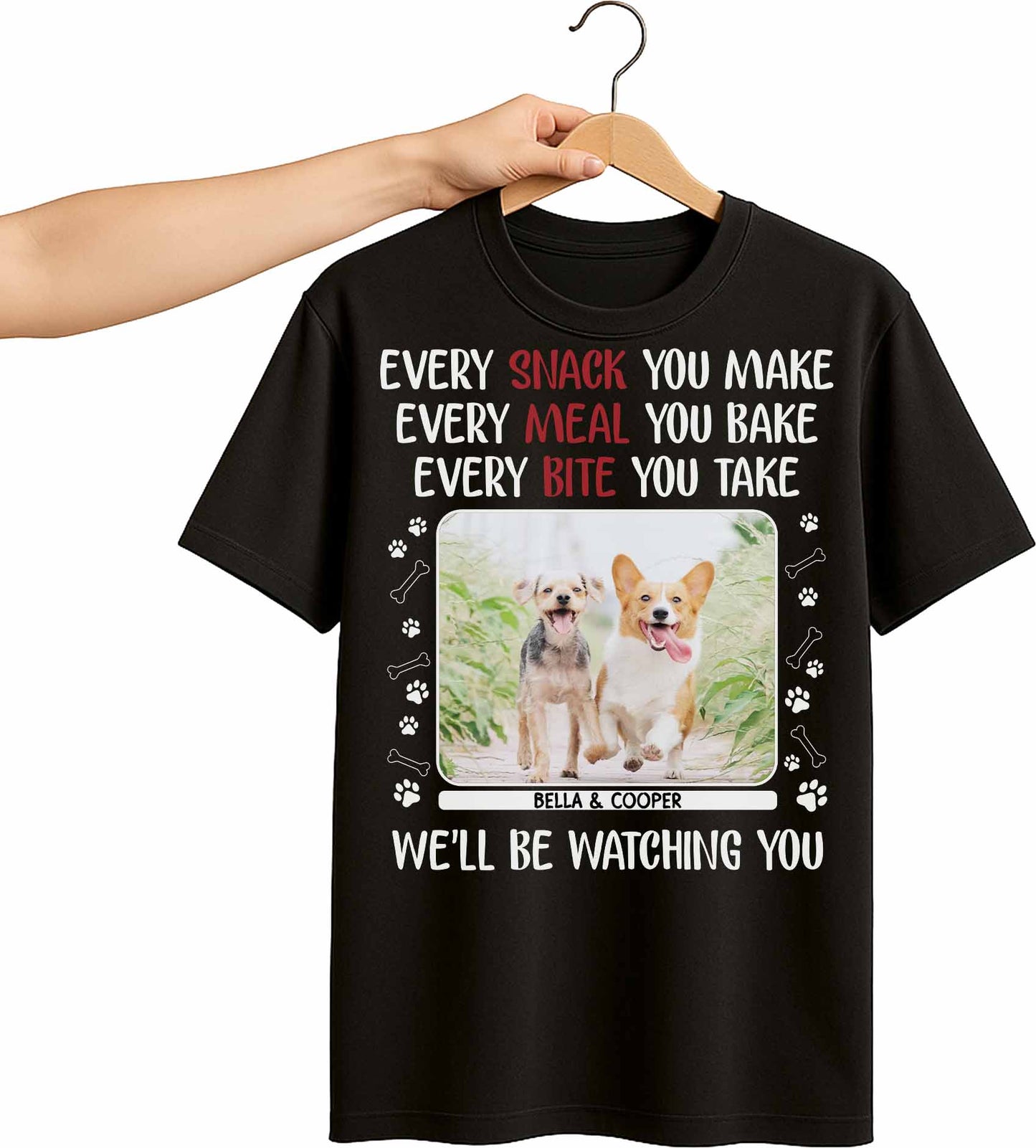 Chaque collation que vous préparez, des chiens qui vous observent, des empreintes de pattes - T-shirt unisexe personnalisé, sweat à capuche - PET110_BBAS