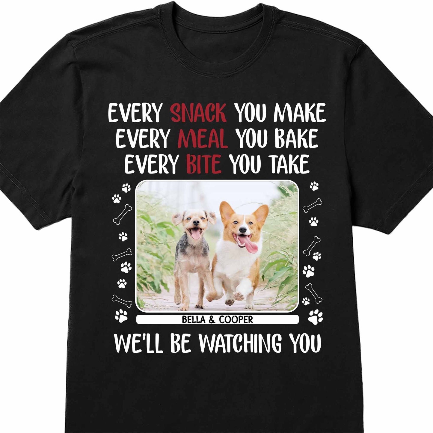 Chaque collation que vous préparez, des chiens qui vous observent, des empreintes de pattes - T-shirt unisexe personnalisé, sweat à capuche - PET110_BBAS