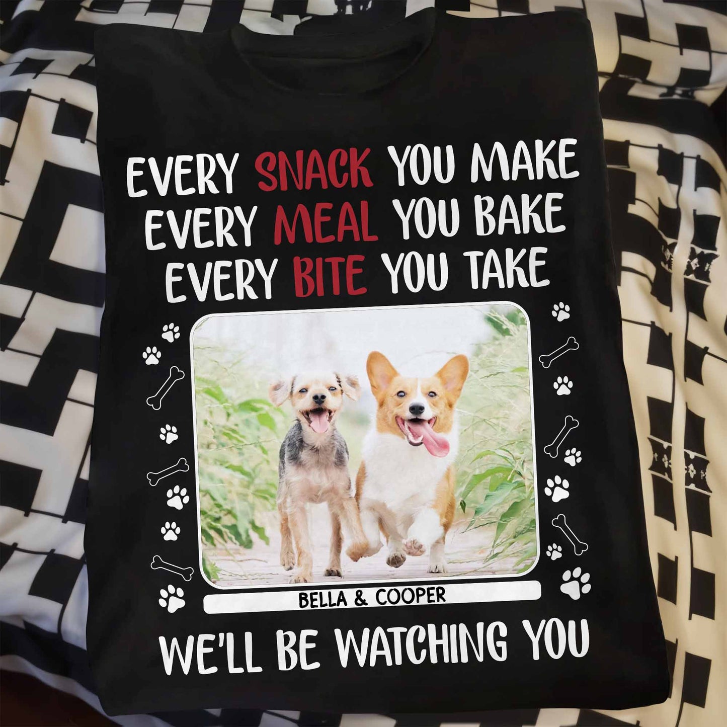 Chaque collation que vous préparez, des chiens qui vous observent, des empreintes de pattes - T-shirt unisexe personnalisé, sweat à capuche - PET110_BBAS