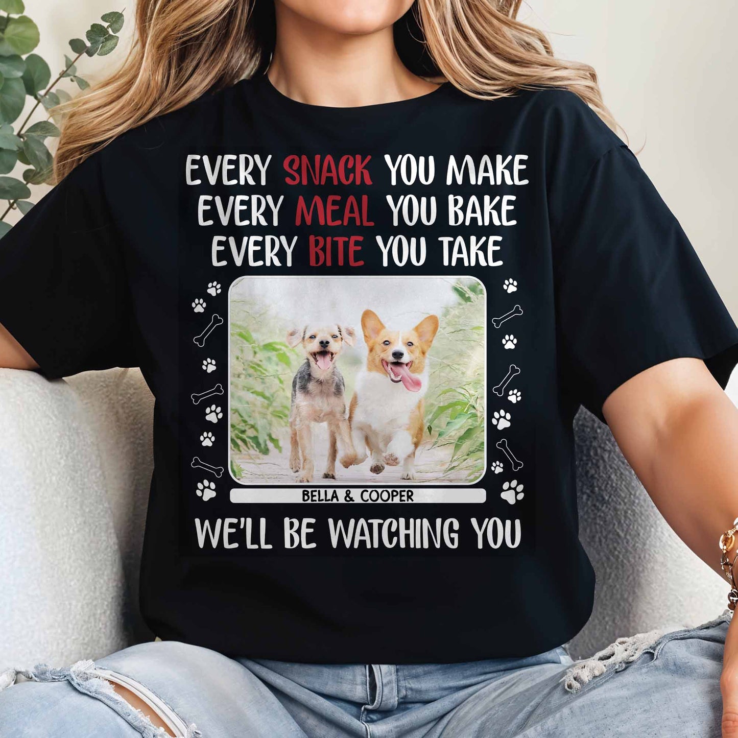 Chaque collation que vous préparez, des chiens qui vous observent, des empreintes de pattes - T-shirt unisexe personnalisé, sweat à capuche - PET110_BBAS