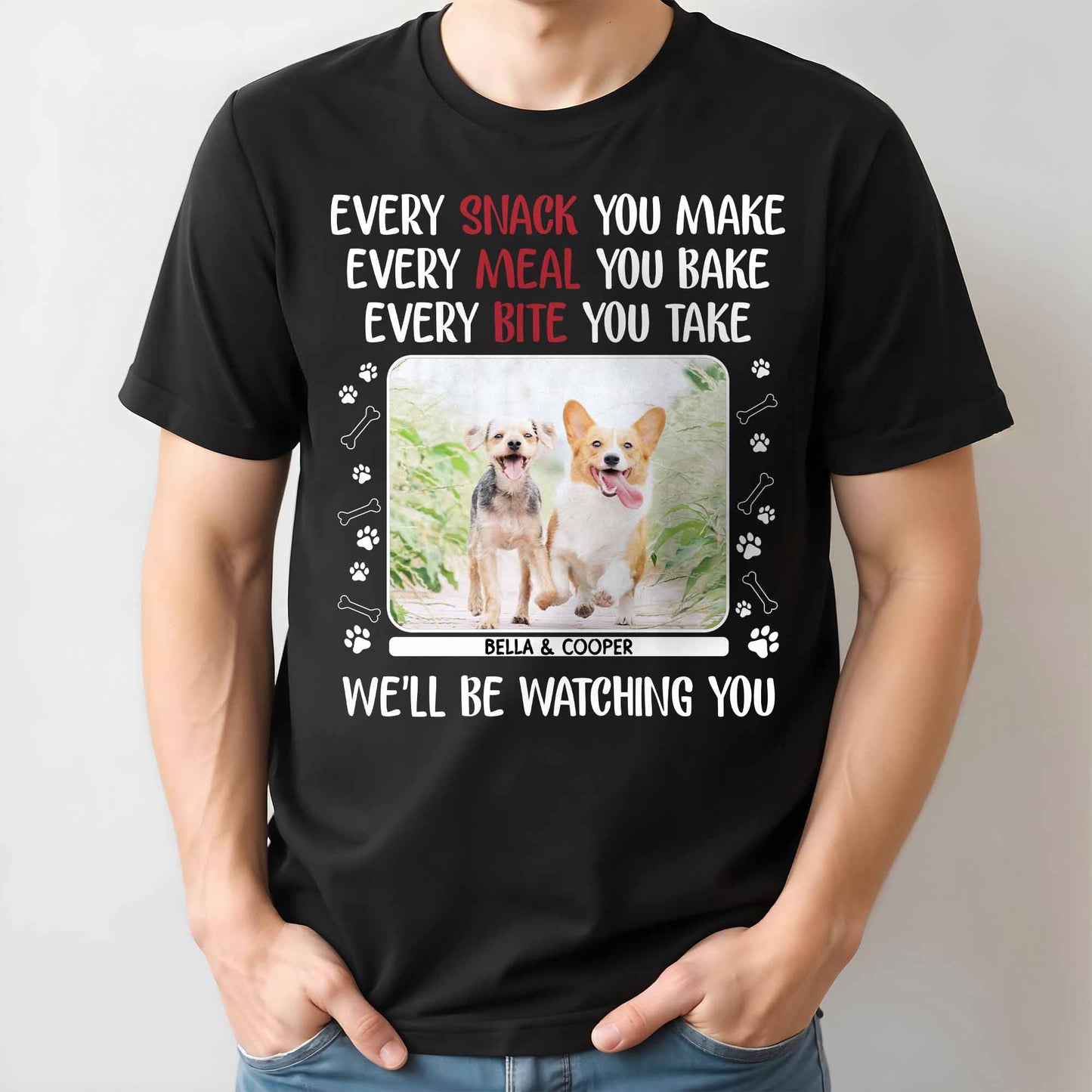 Chaque collation que vous préparez, des chiens qui vous observent, des empreintes de pattes - T-shirt unisexe personnalisé, sweat à capuche - PET110_BBAS
