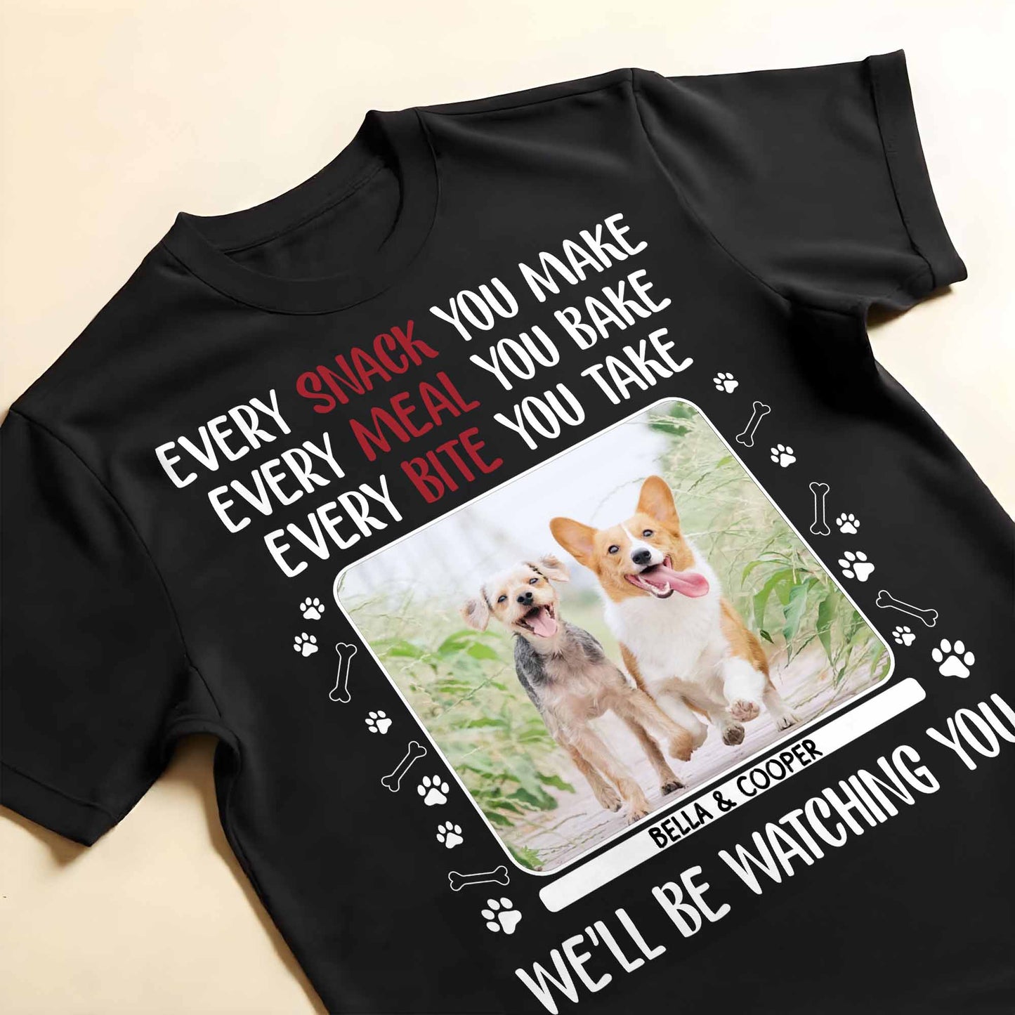 Chaque collation que vous préparez, des chiens qui vous observent, des empreintes de pattes - T-shirt unisexe personnalisé, sweat à capuche - PET110_BBAS